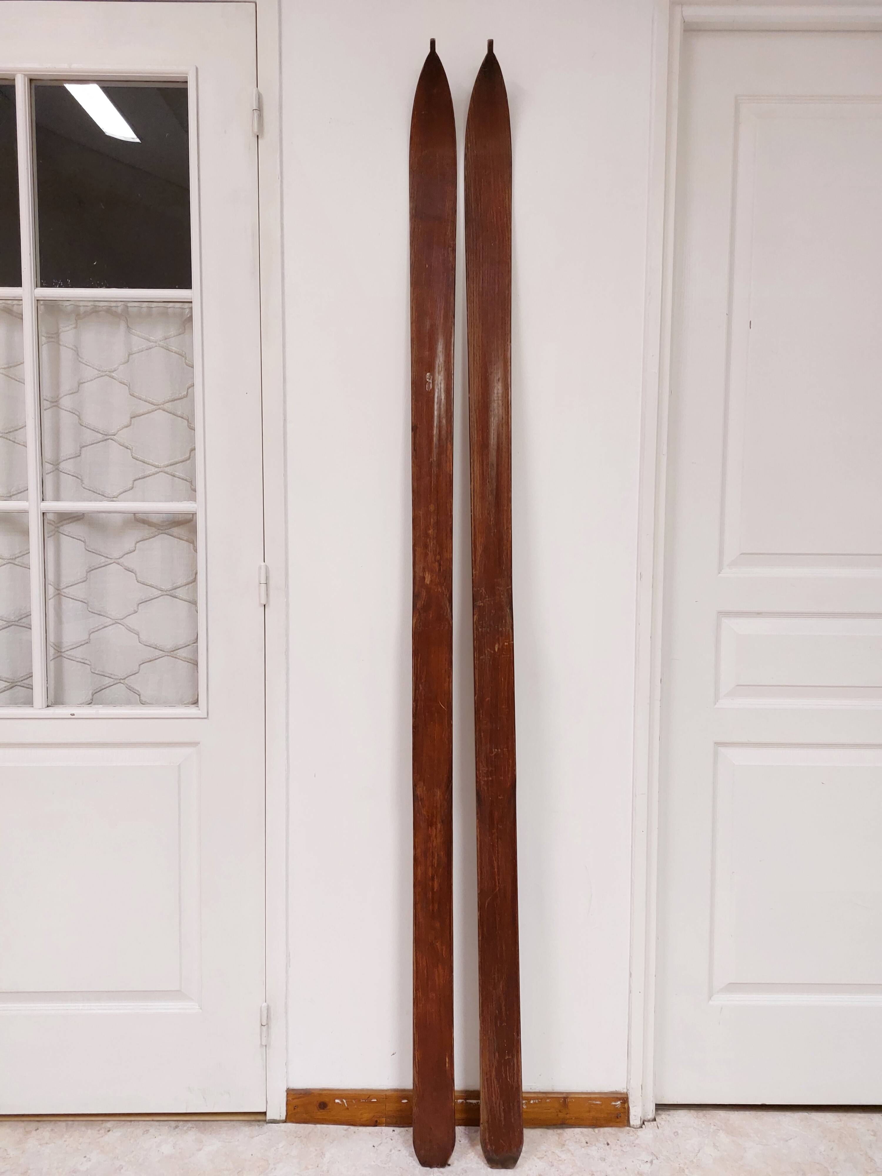 Paire de skis anciens en bois pour déco vintage - 196 cm