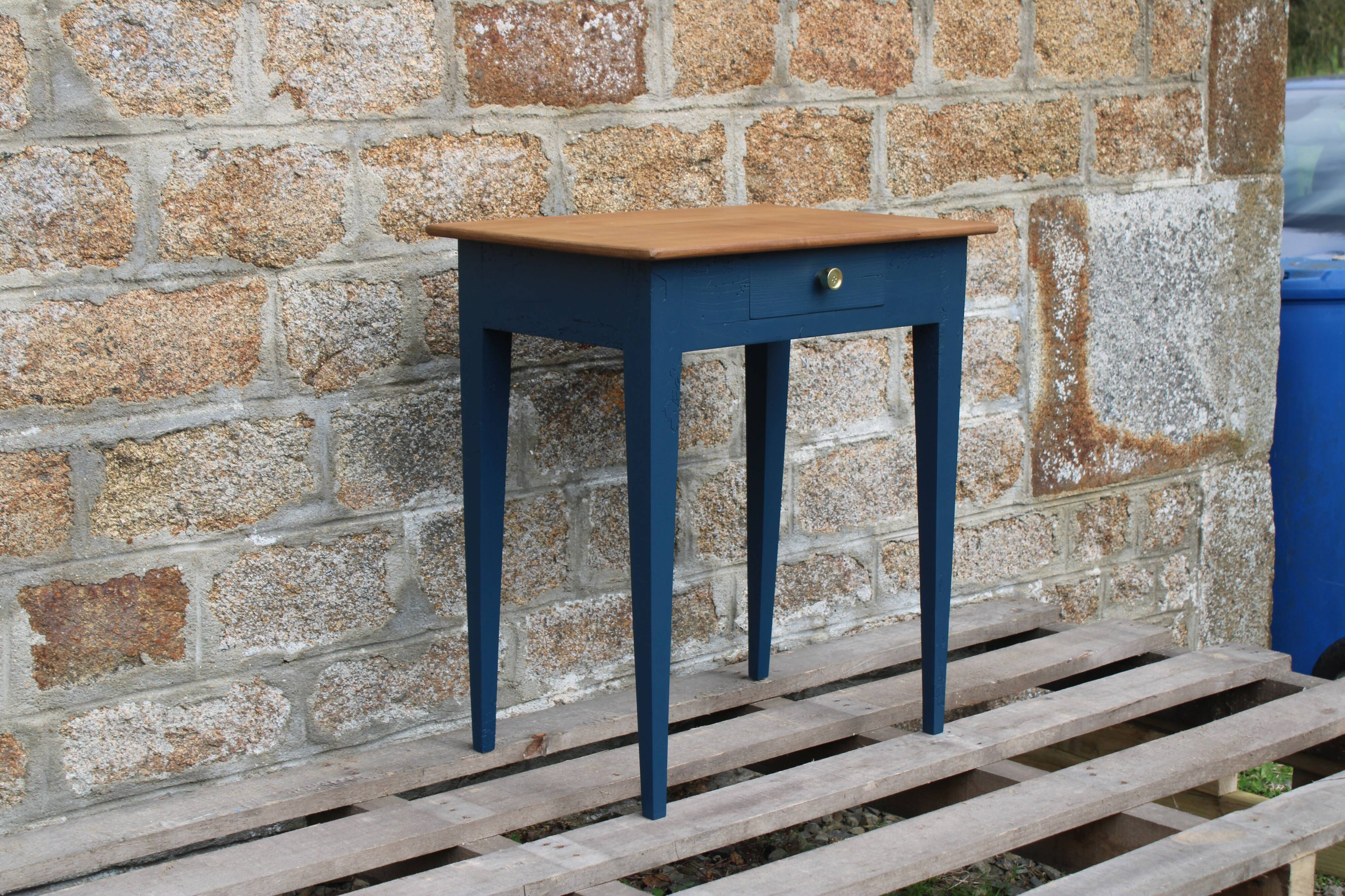 Table d’appoint ancienne rénovée – plateau bois naturel