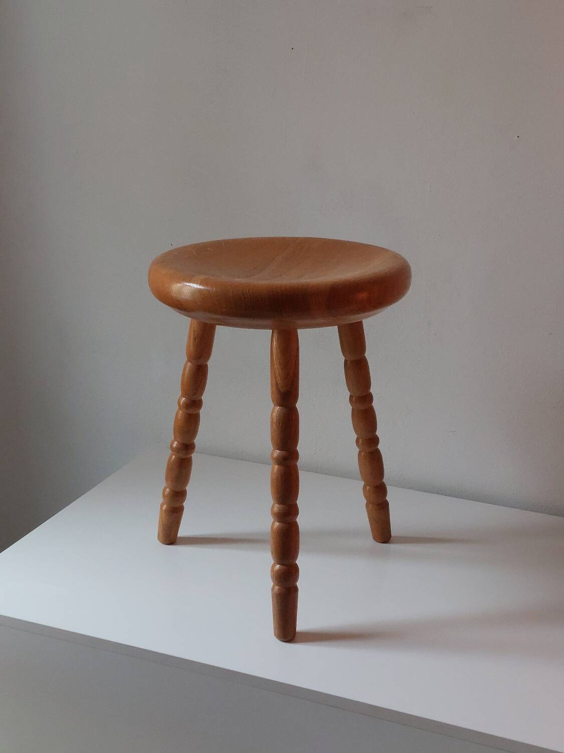 Vintage en bois tourné tabouret du milieu du siècle avec un siège épais.