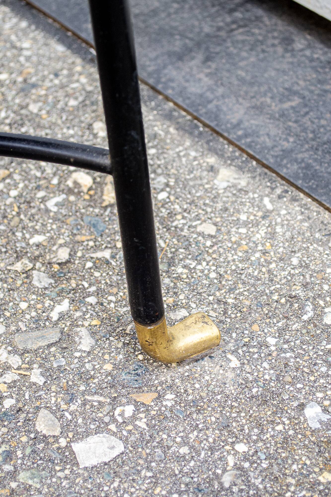 Sedie ferro e ottone attribuite a Luigi Caccia Dominioni, Italia anni '60