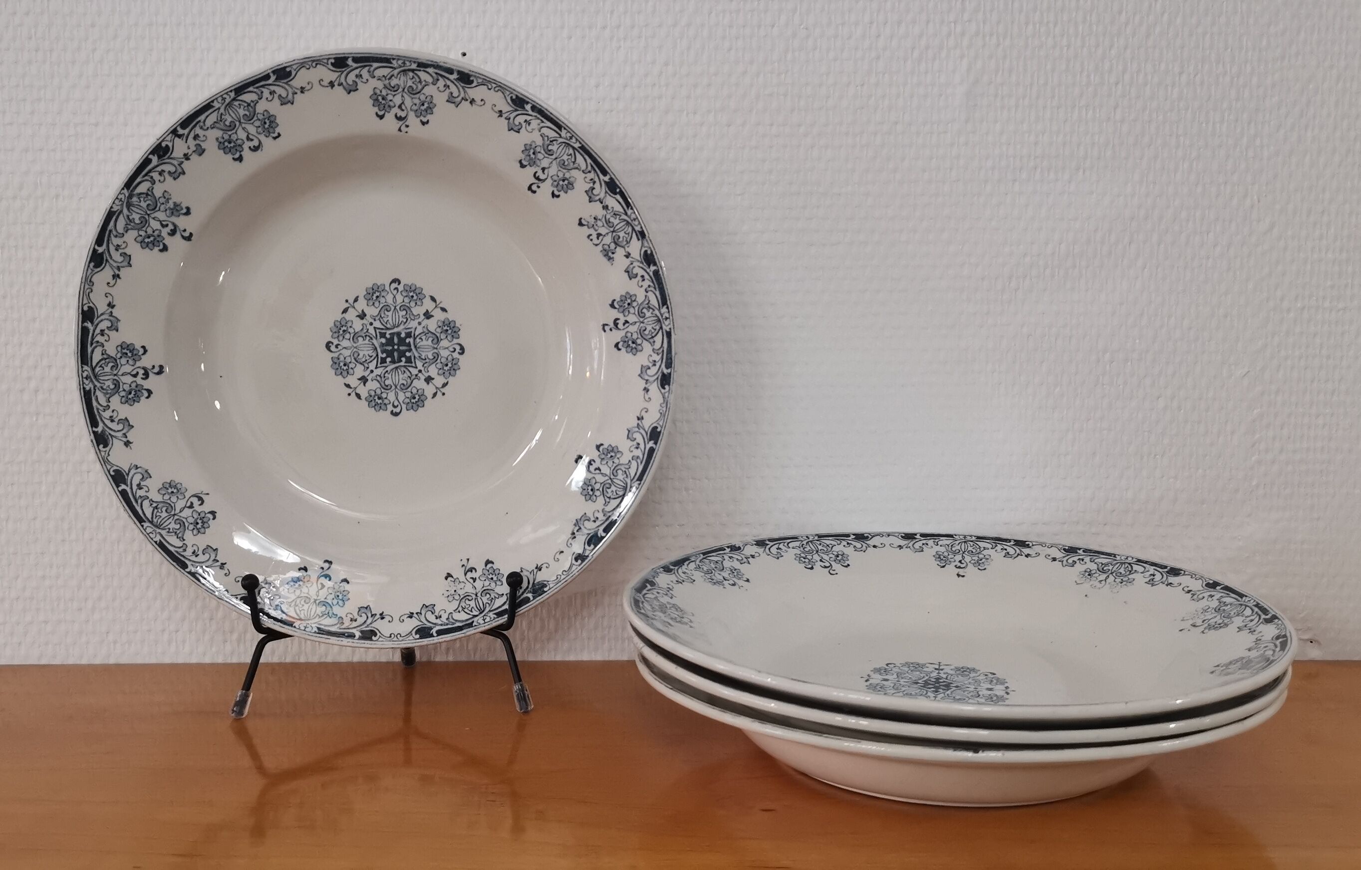 4 hollow iron earthenware plates, Mignon model, H & Cie