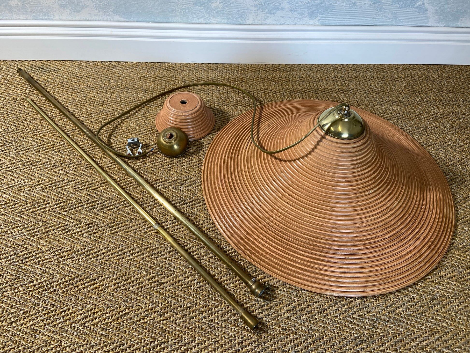 Suspension in reed pencil with extendable brass stem, Italy, mid-century modernism.