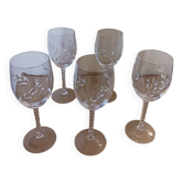 Verres à vin en cristal .