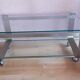 Table basse années 1970, en métal 2 tons et verre.