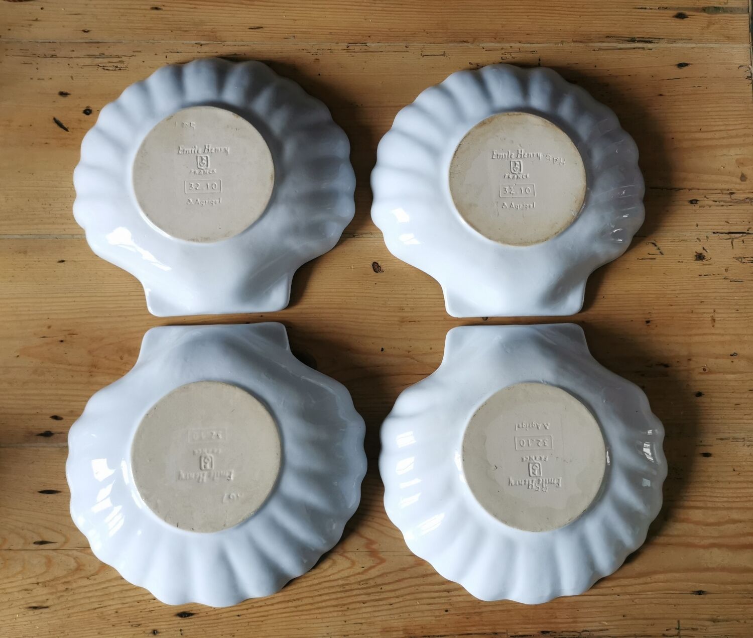 4 Émile Henry shell-shaped dishes