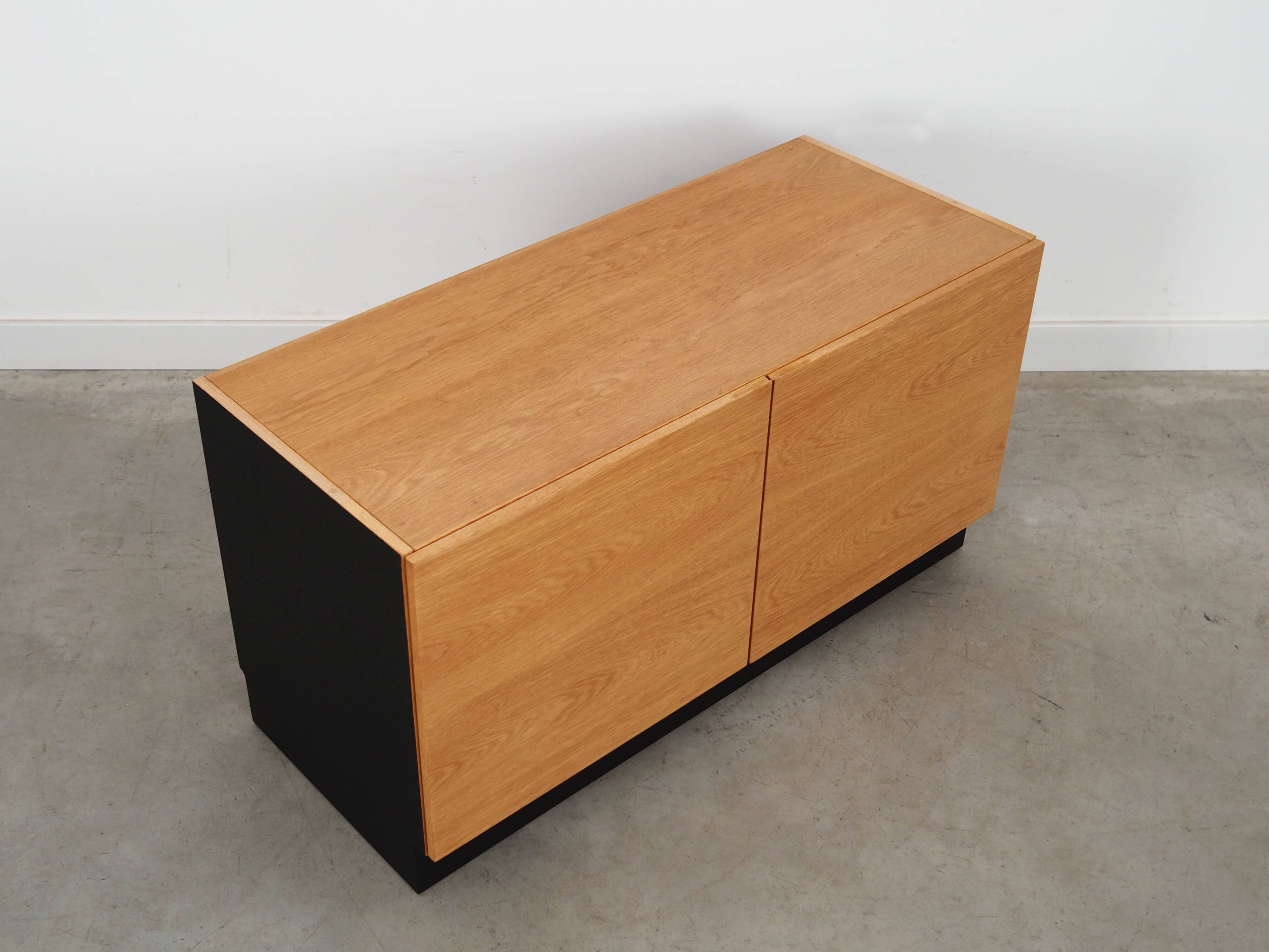 Buffet en frêne, design danois, années 1970, production : Danemark