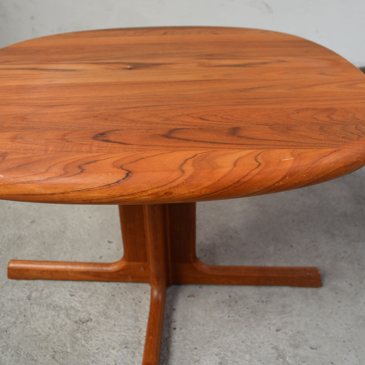 Table low Scandinavian dyrlund, 1960