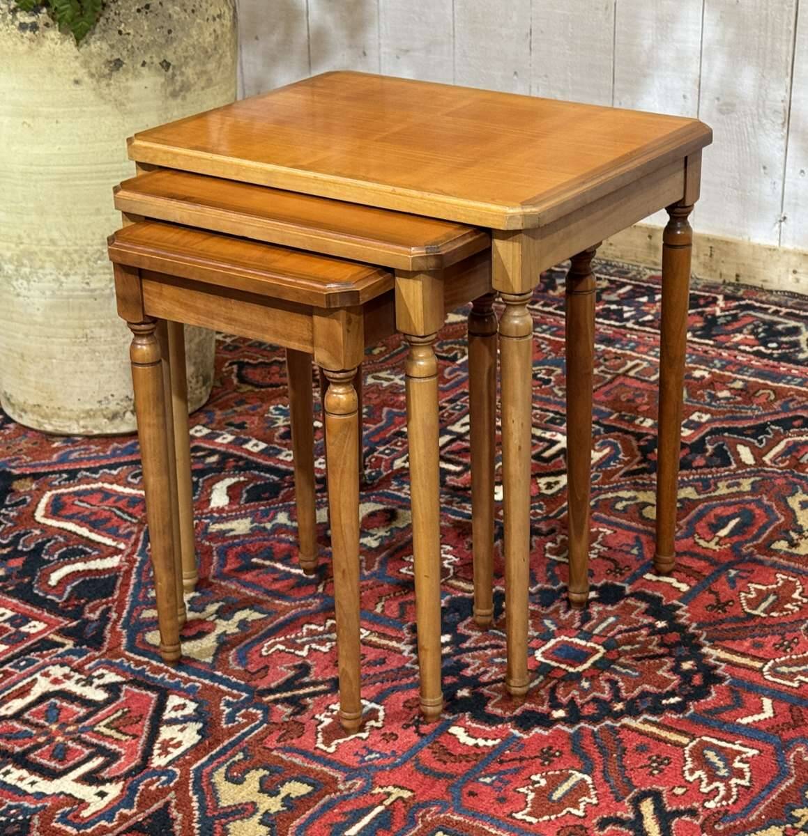 Set of 3 nesting tables in cherry wood from the 1960s.