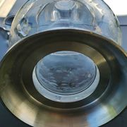 Carafe raffinée forme boule, col forme poire. en cristal finement gravé