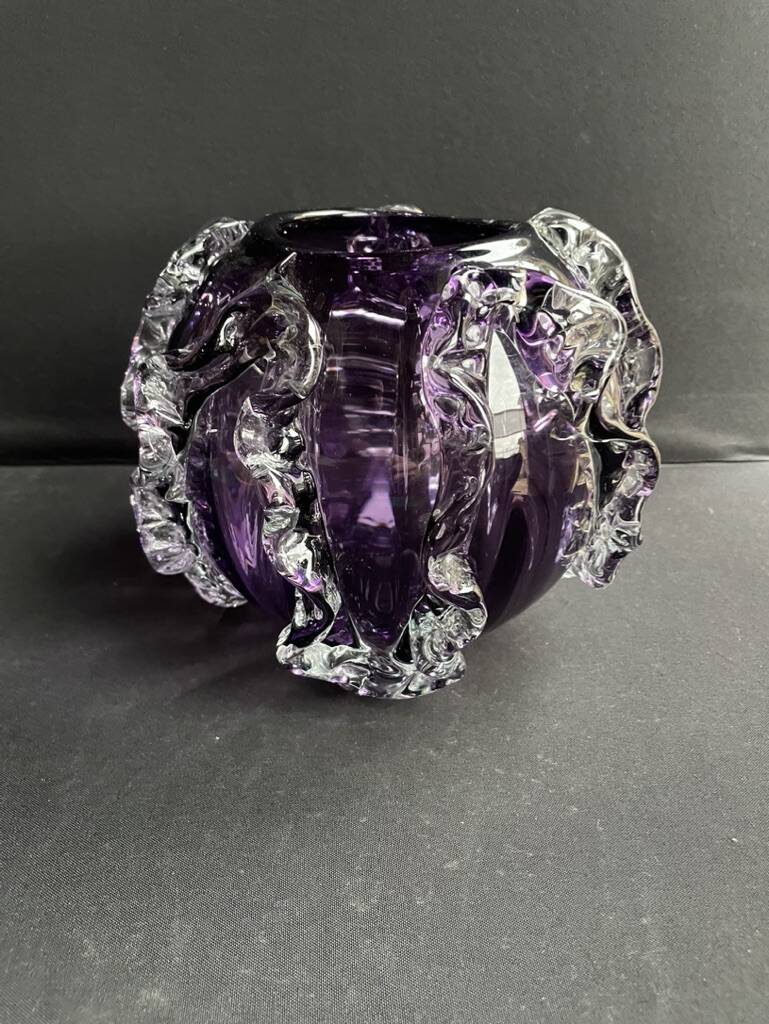 Gros vase boule à base plane en verre soufflé violet et blanc