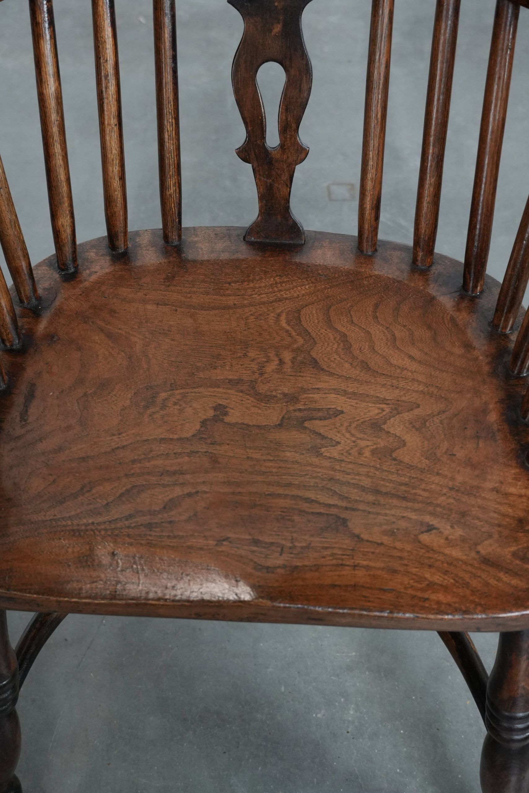 Ensemble ancien de 8 très belles chaises/fauteuils Windsor anglais, avec une belle palette de couleurs et une jolie patine.