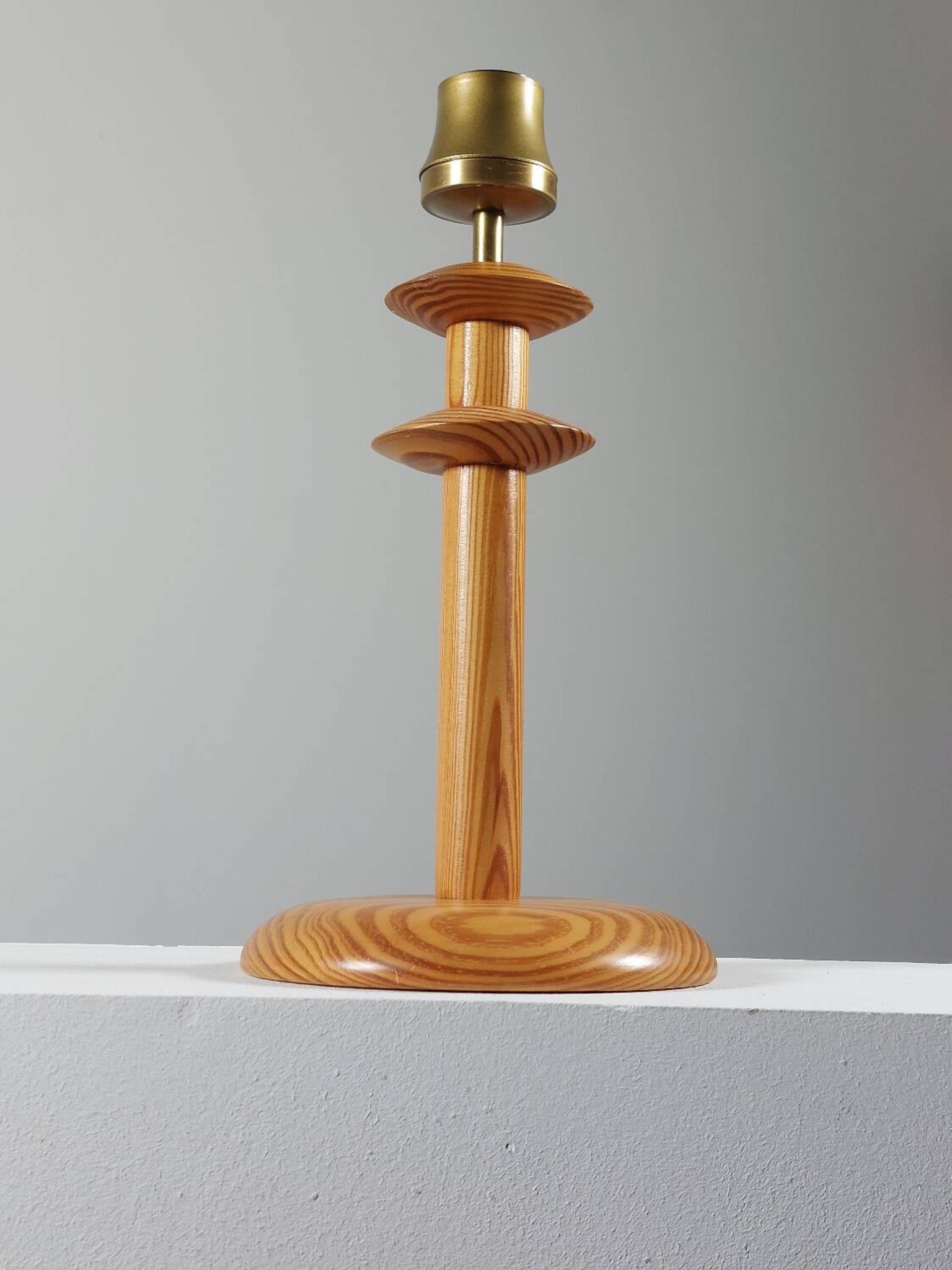Lampe de table en bois de pin postmoderne vintage des années 80