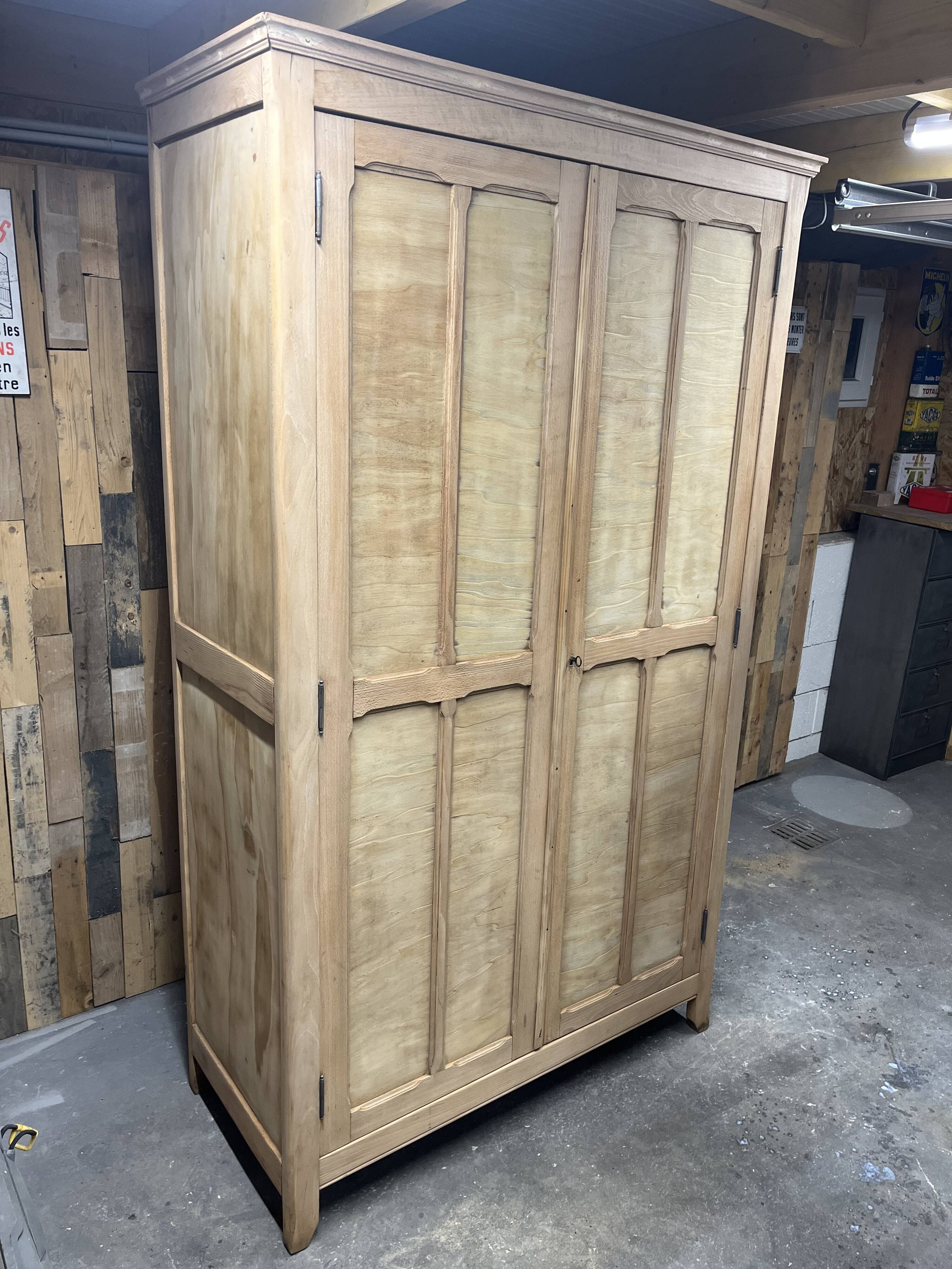 Armoire parisienne en bois brut