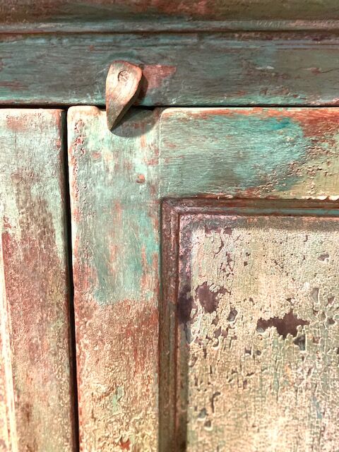 Armoire en bois laqué vert