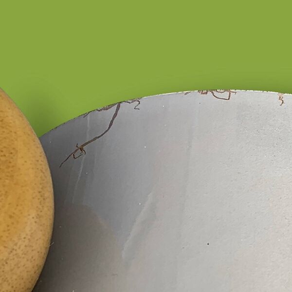 Porte-revues vintage en métal peint et boules en bois – design minimaliste