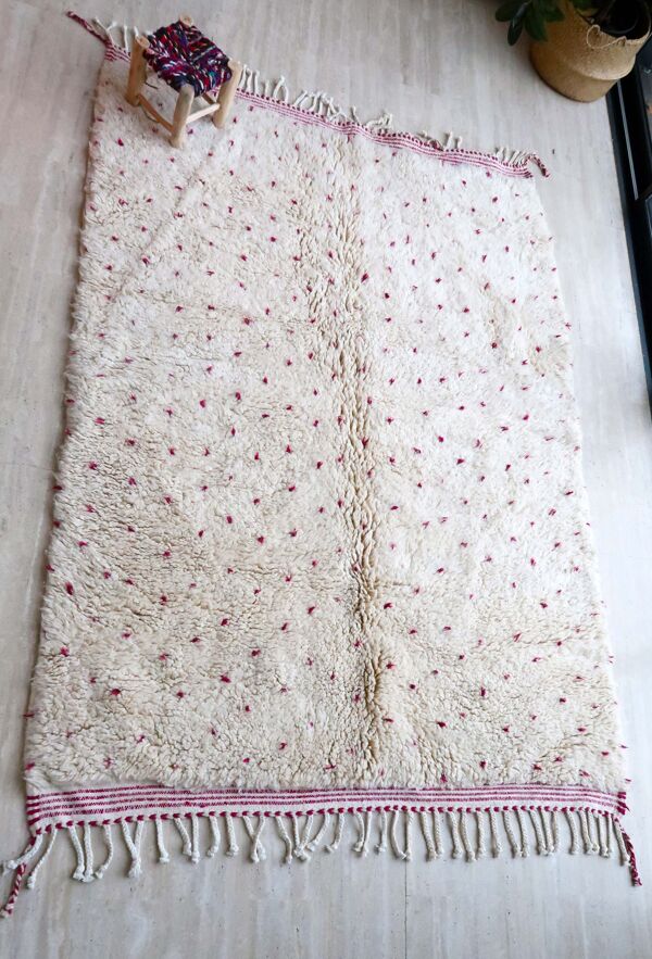 Tapis berbère Béni Ouarain à pois rose fushia et blanc