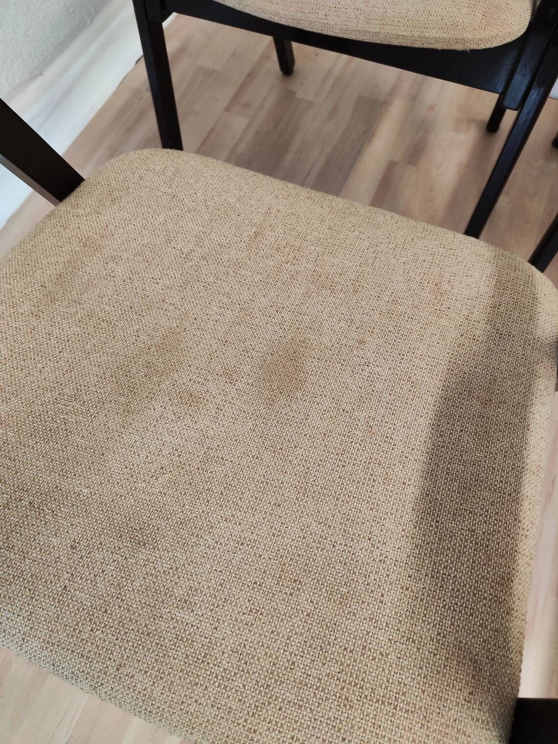 Chaise de salle à manger vintage en bois courbé : style milieu du siècle des années 1970, bois noir et tissu beige