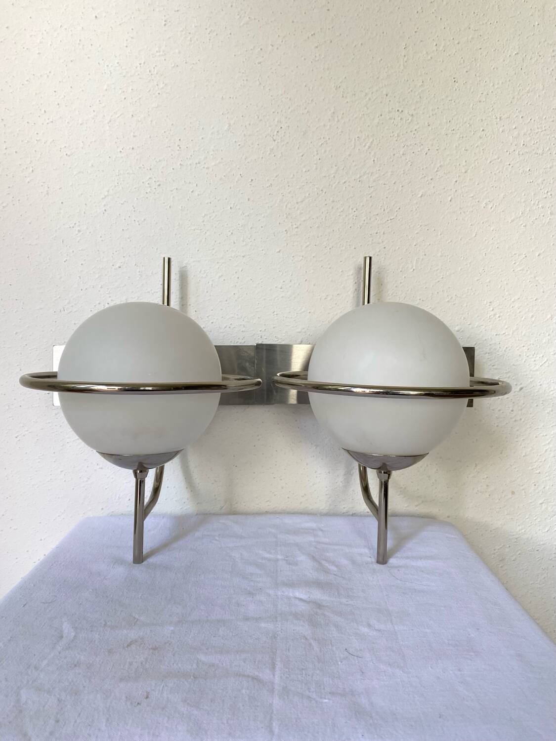 Paire d'appliques globe murale space age vintage 1970