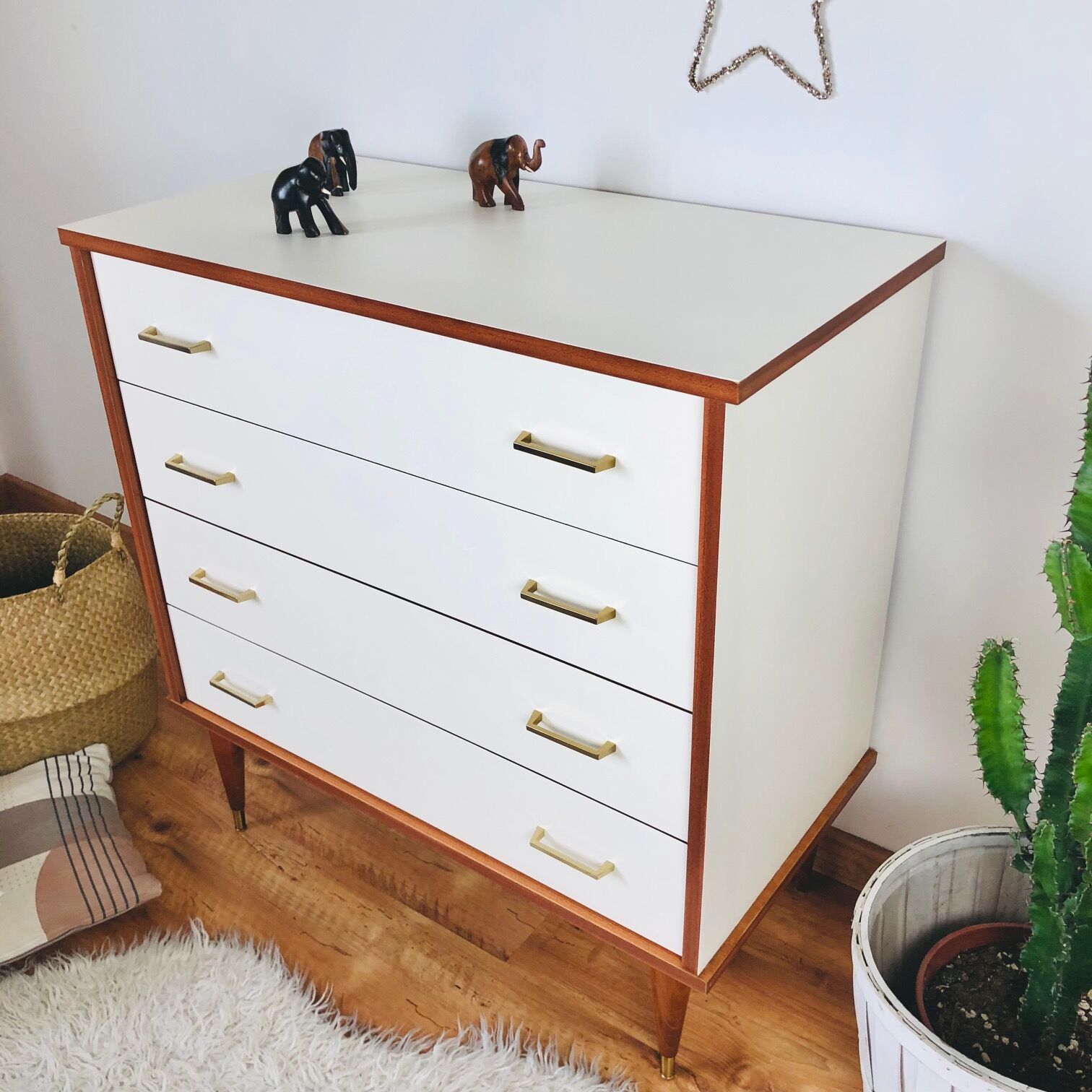 White and wooden chest of drawers