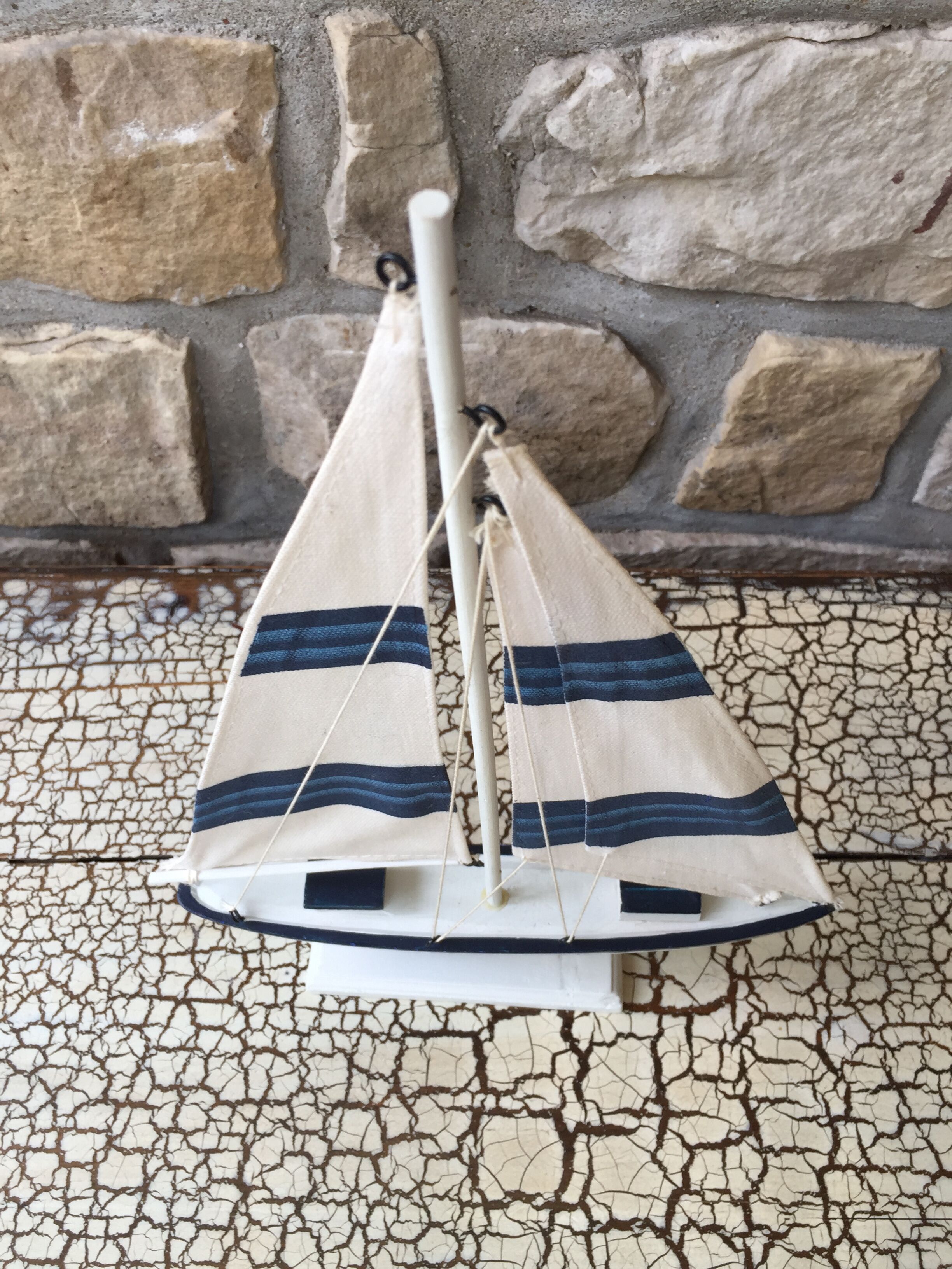 Voilier en bois et toile bleu et blanc