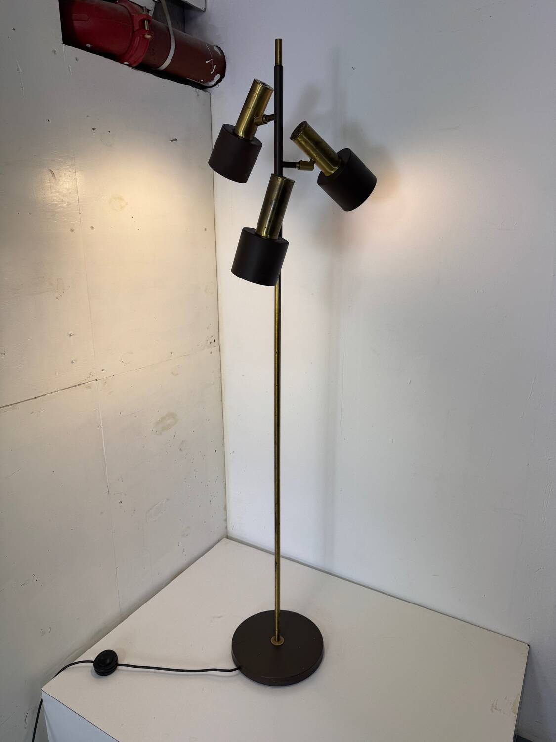 Lampadaire vintage moderniste marron et laiton à 3 spots, années 1960