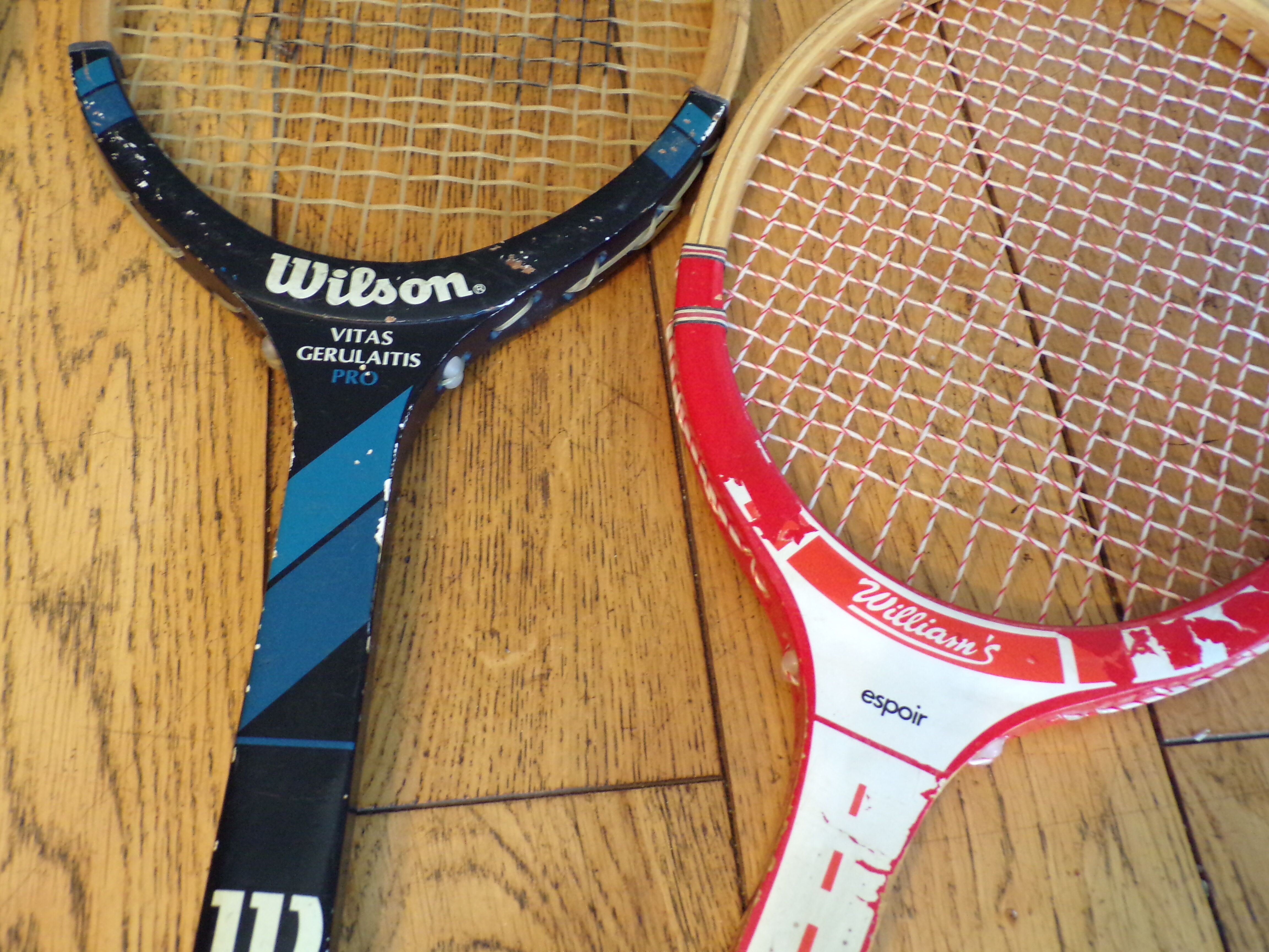 Set 4 vintage wooden tennis rackets