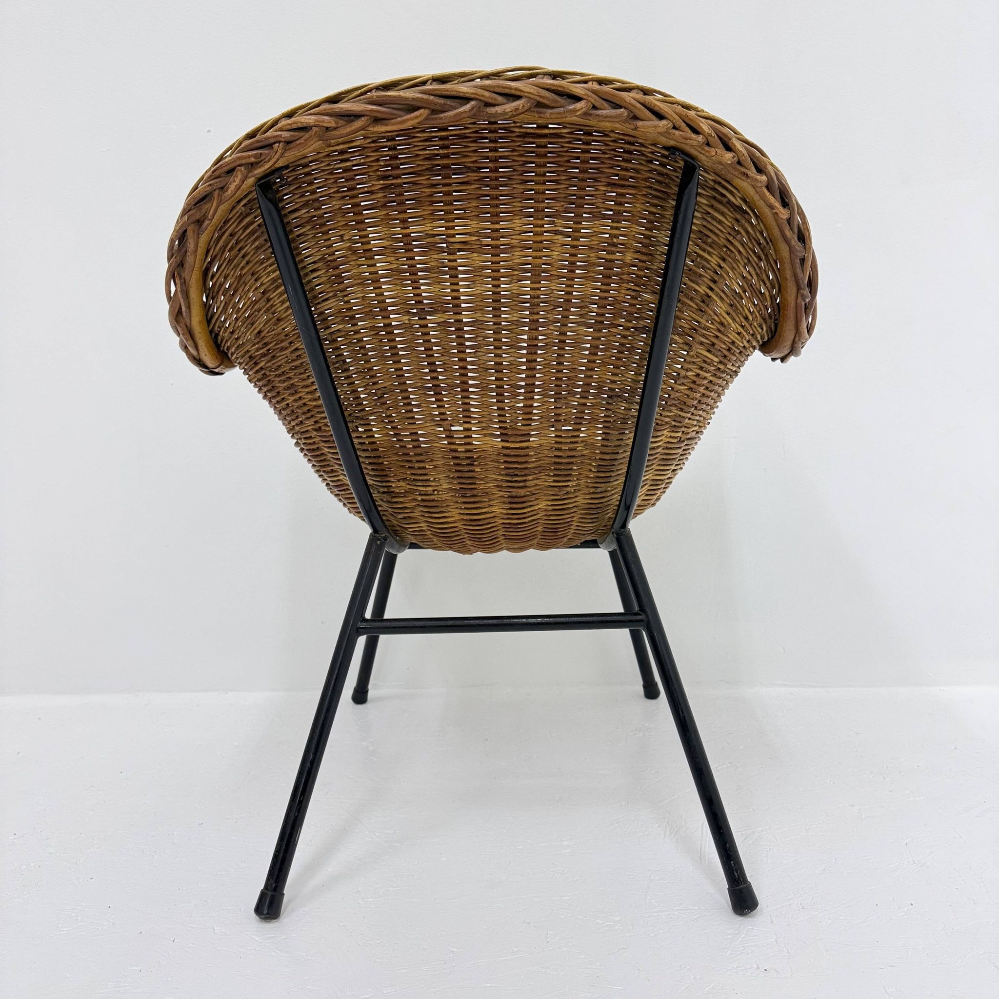 Chaise en osier de style mid-century, années 1950.