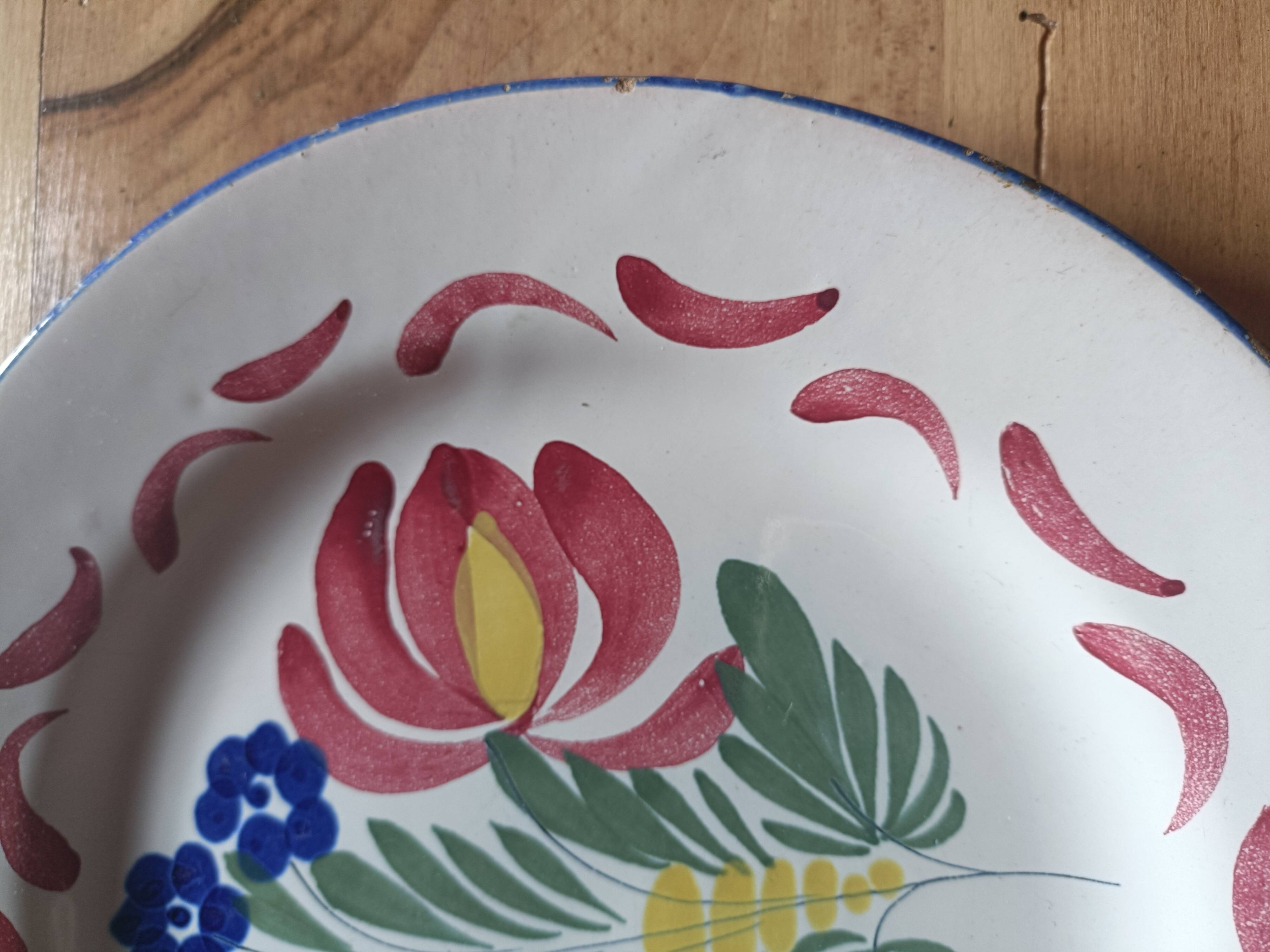 Assiette en faïence de l'Est