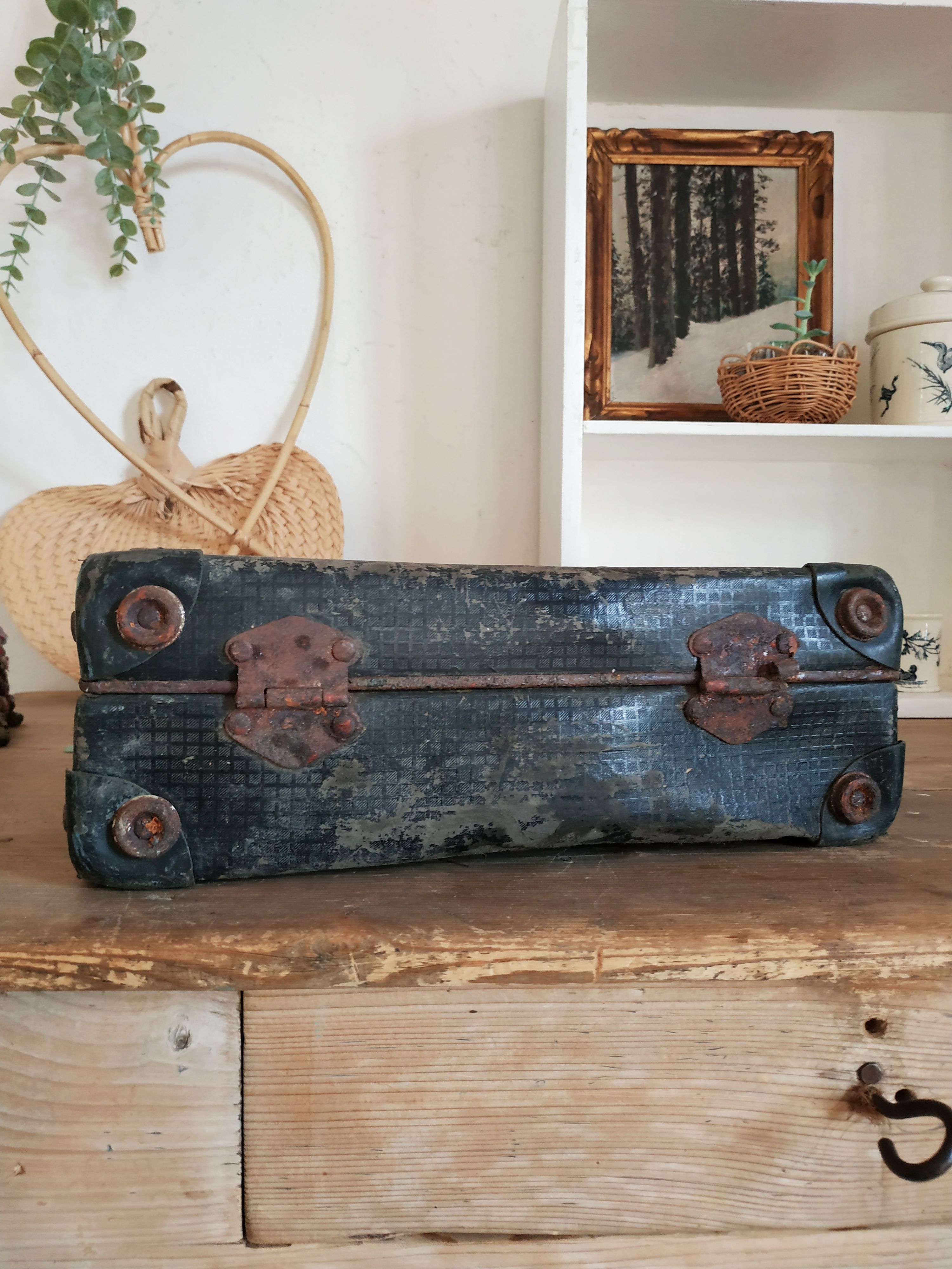 Old blue suitcase the lamp of France radio