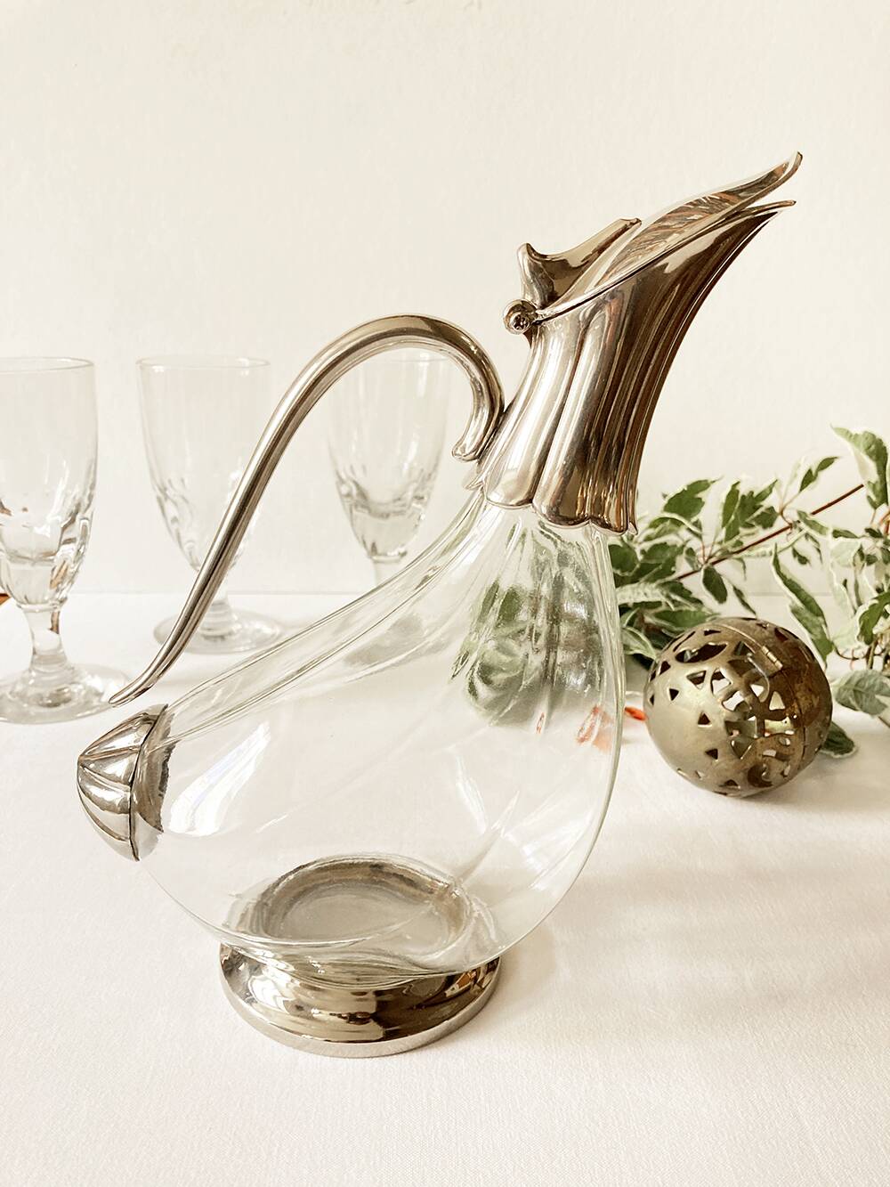 Ewer, decanter in silver-plated metal and glass