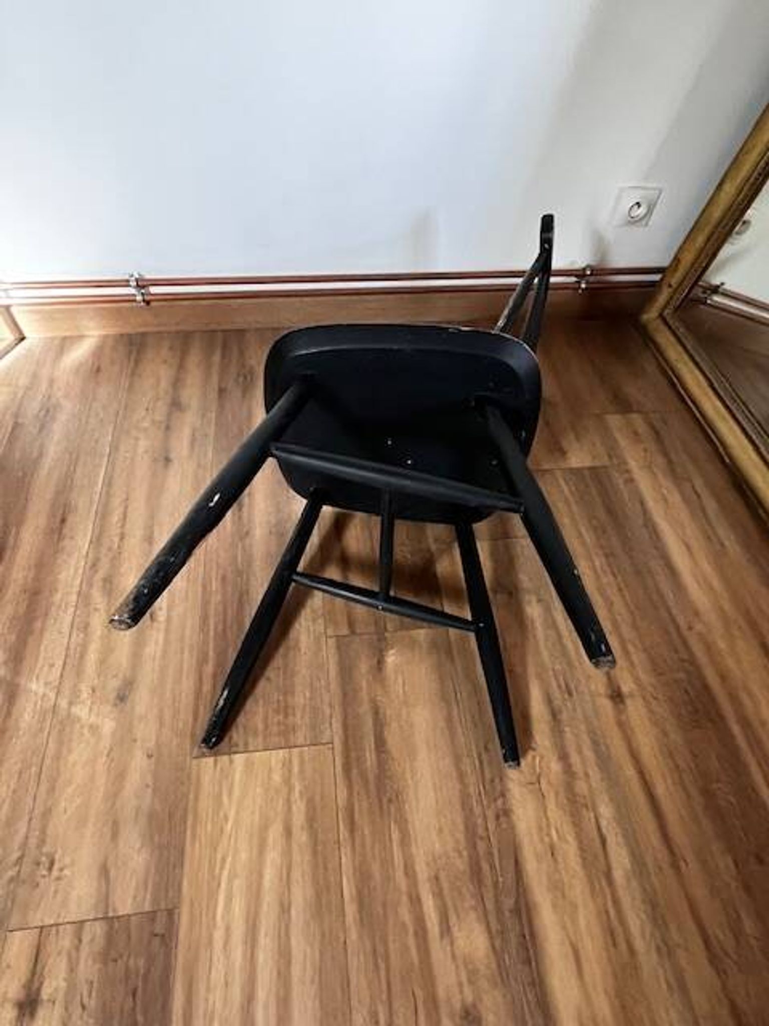 Chaise noire type fanett