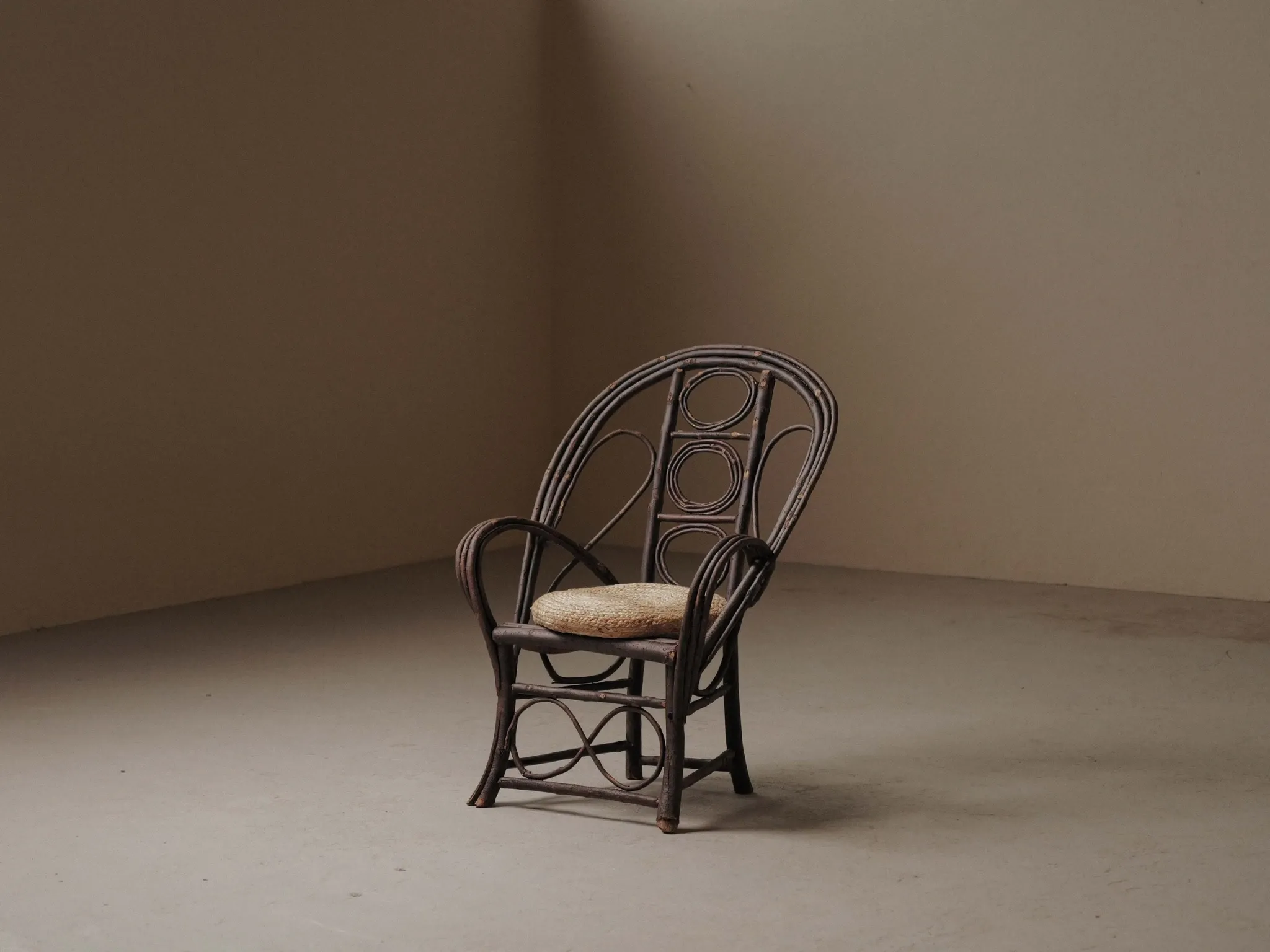 Fauteuil sculptural en bois courbé , Art Populaire, vers 1900