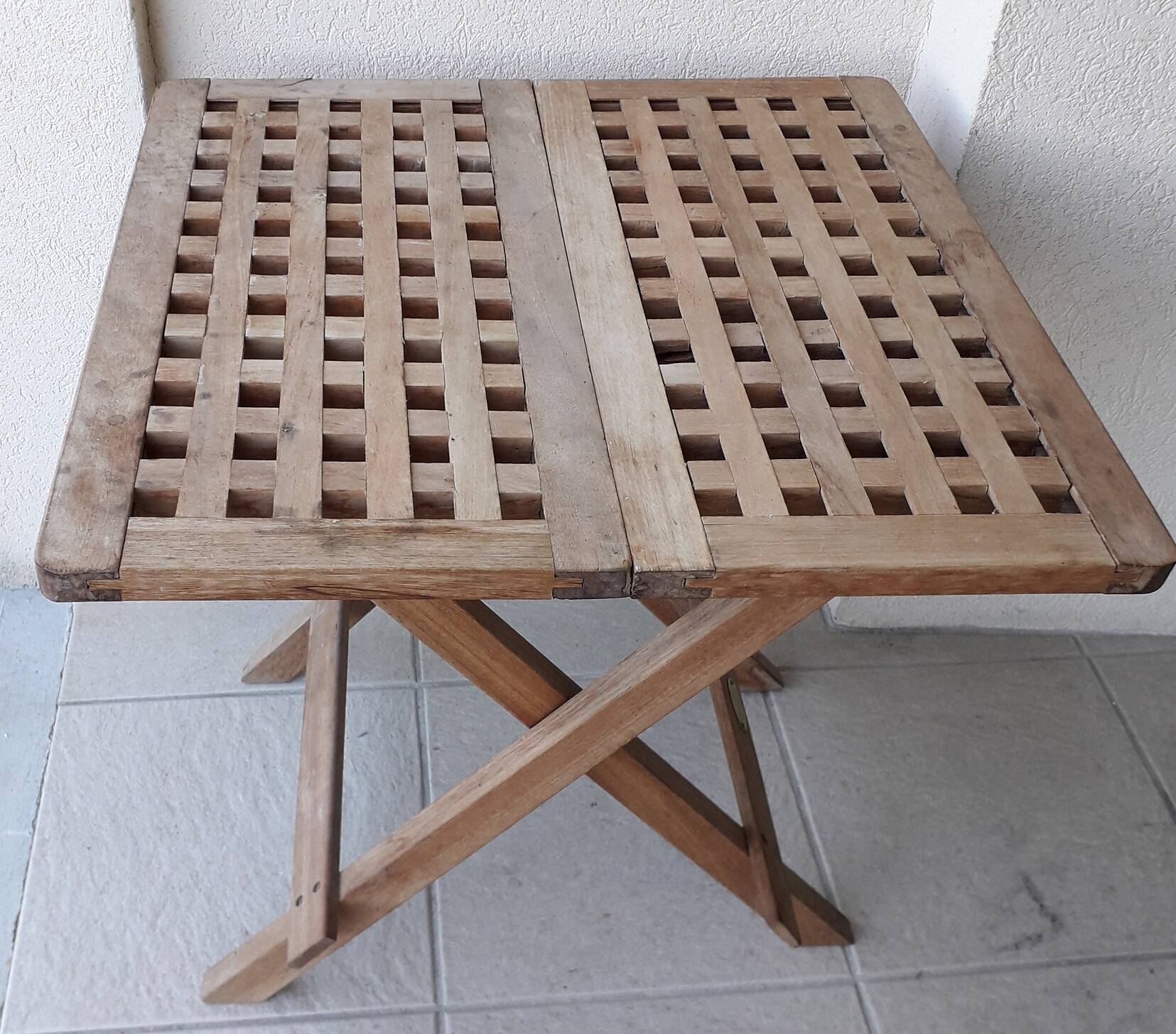 Folding wooden coffee table