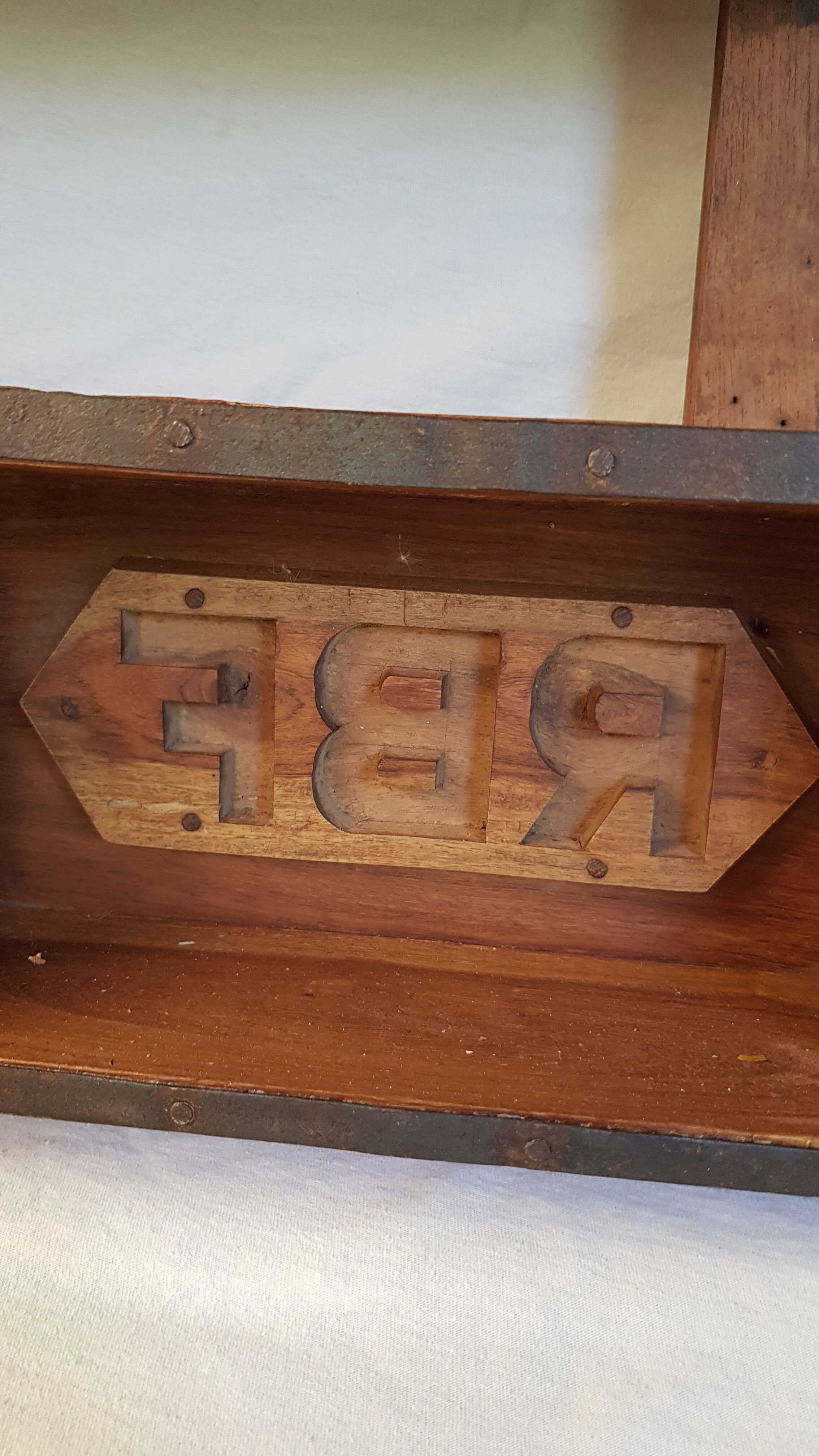 Etagère murale moules à briques en bois