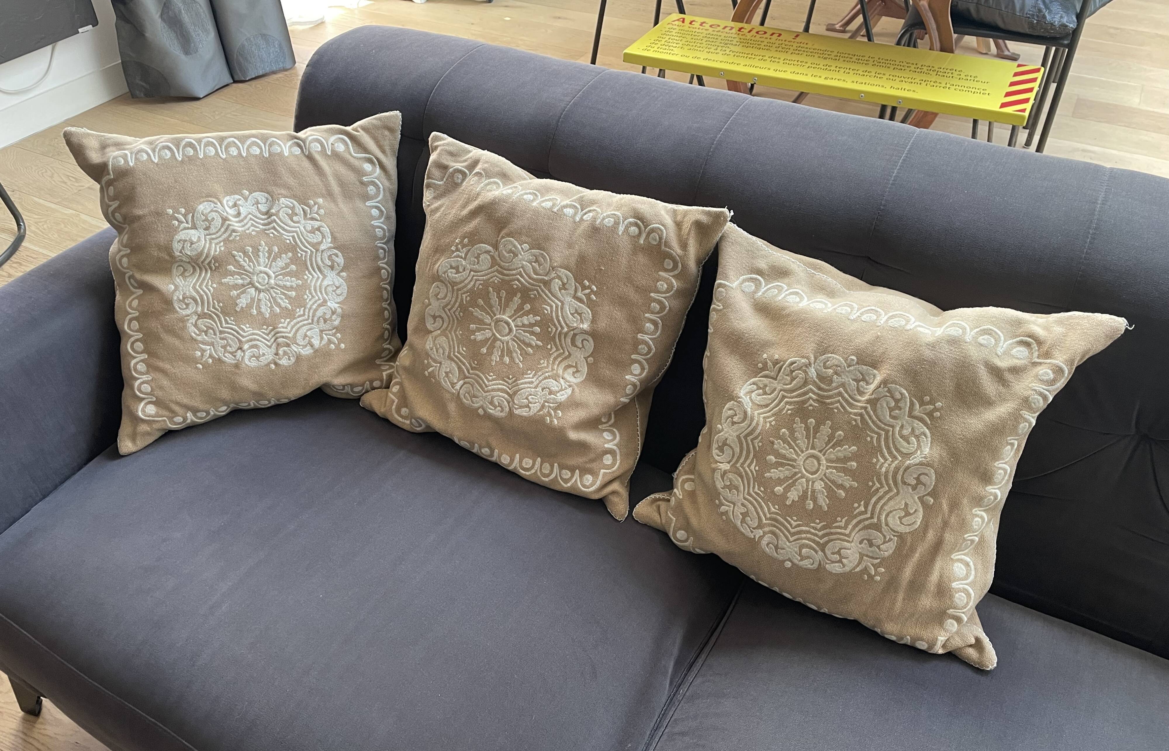 Coussin Pierre Frey Paris 40x40 laine brodée – garnissage plumes