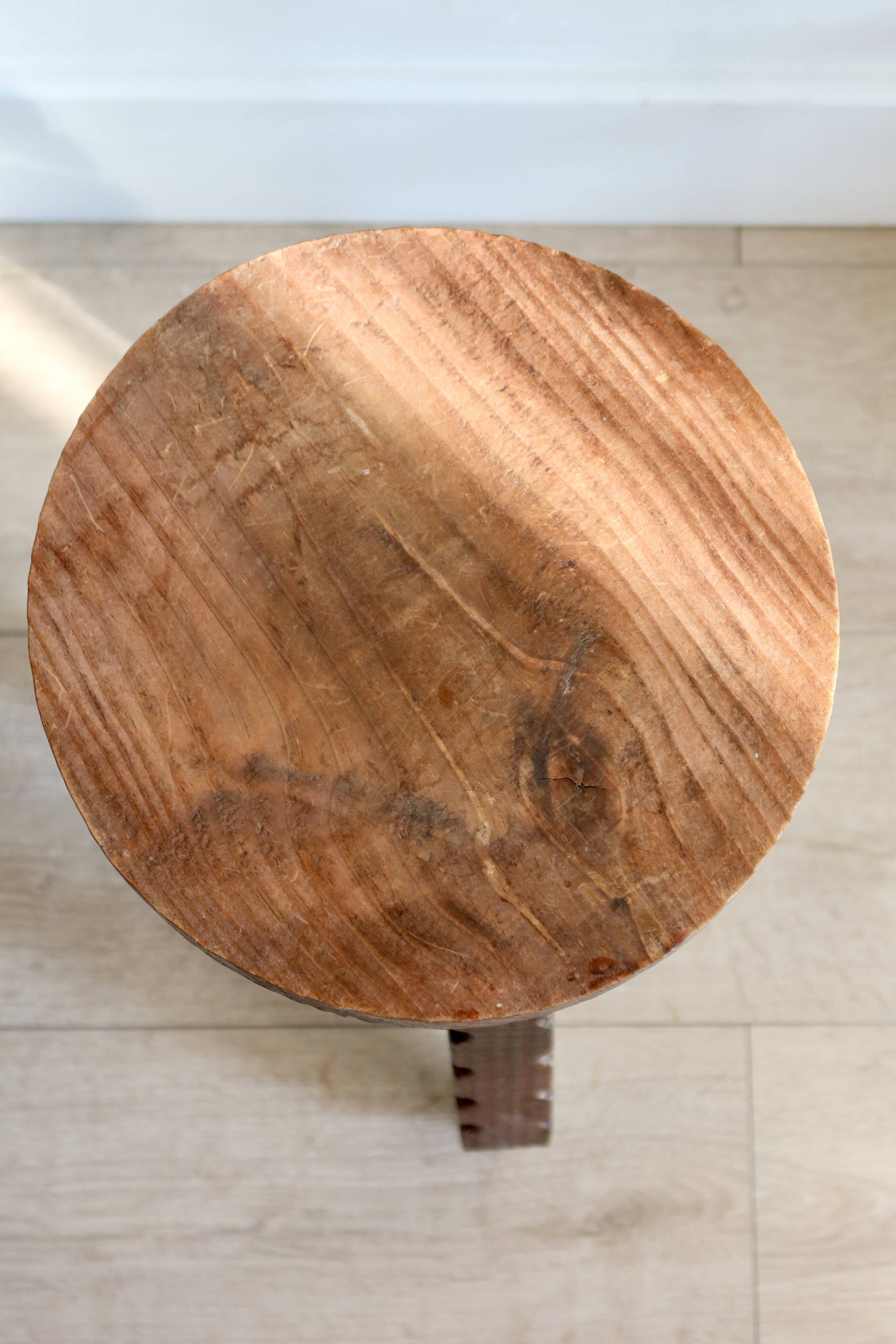 Tabouret tripode vintage rustique en bois massif