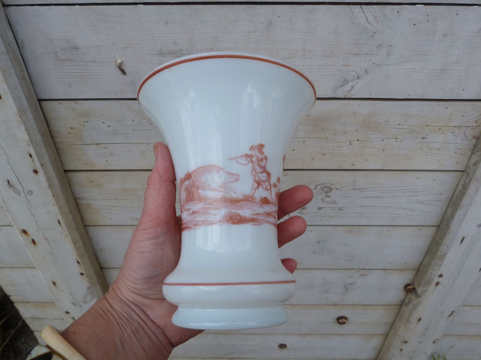 Vase en opaline motifs en grisaille rouge Chasse au Sanglier