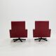 Paire de fauteuils lounge vintage en skai bordeaux, chaises rockabilly des années 50.