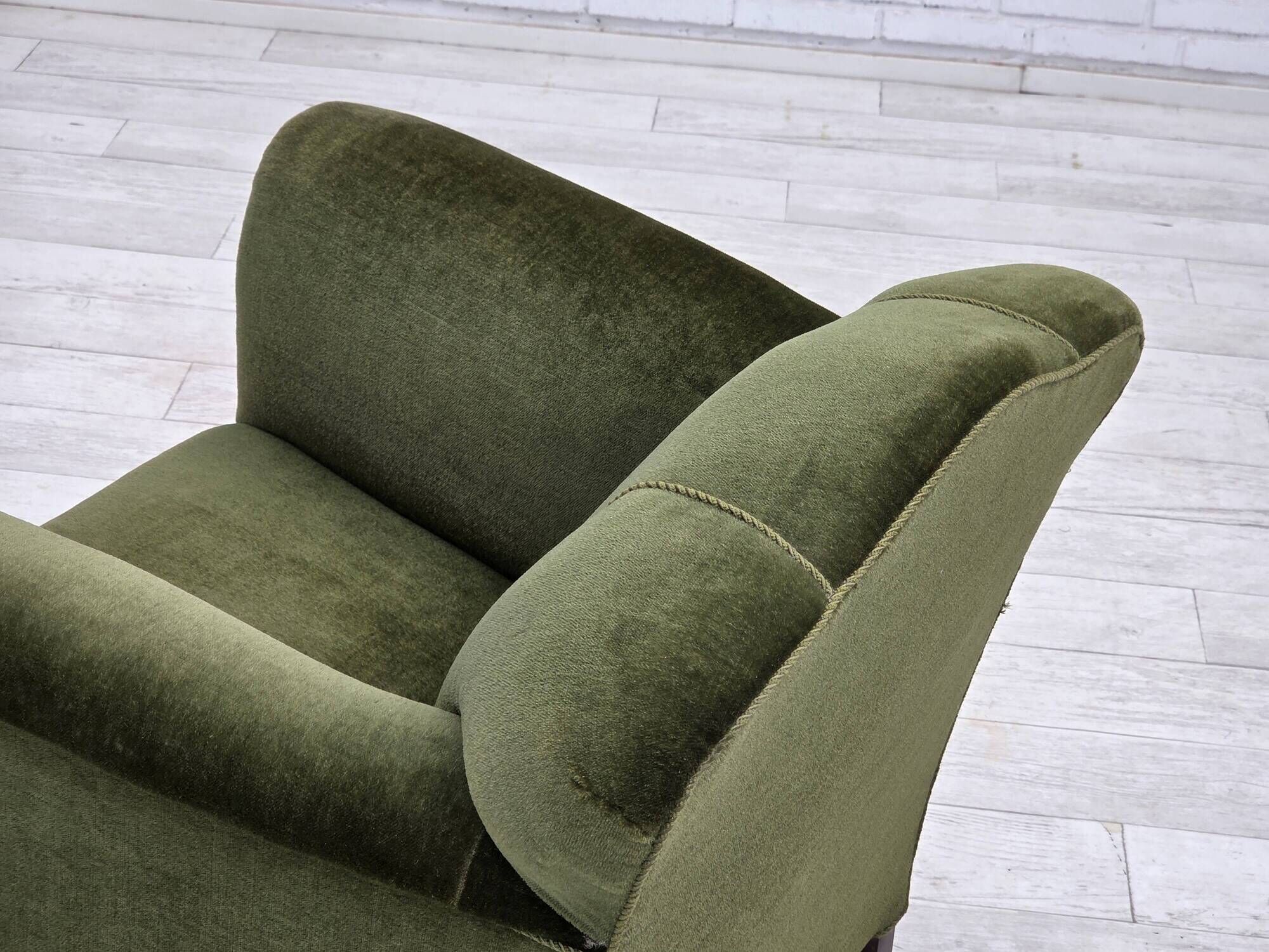 Fauteuil danois des années 1950, velours vert, pieds en frêne.