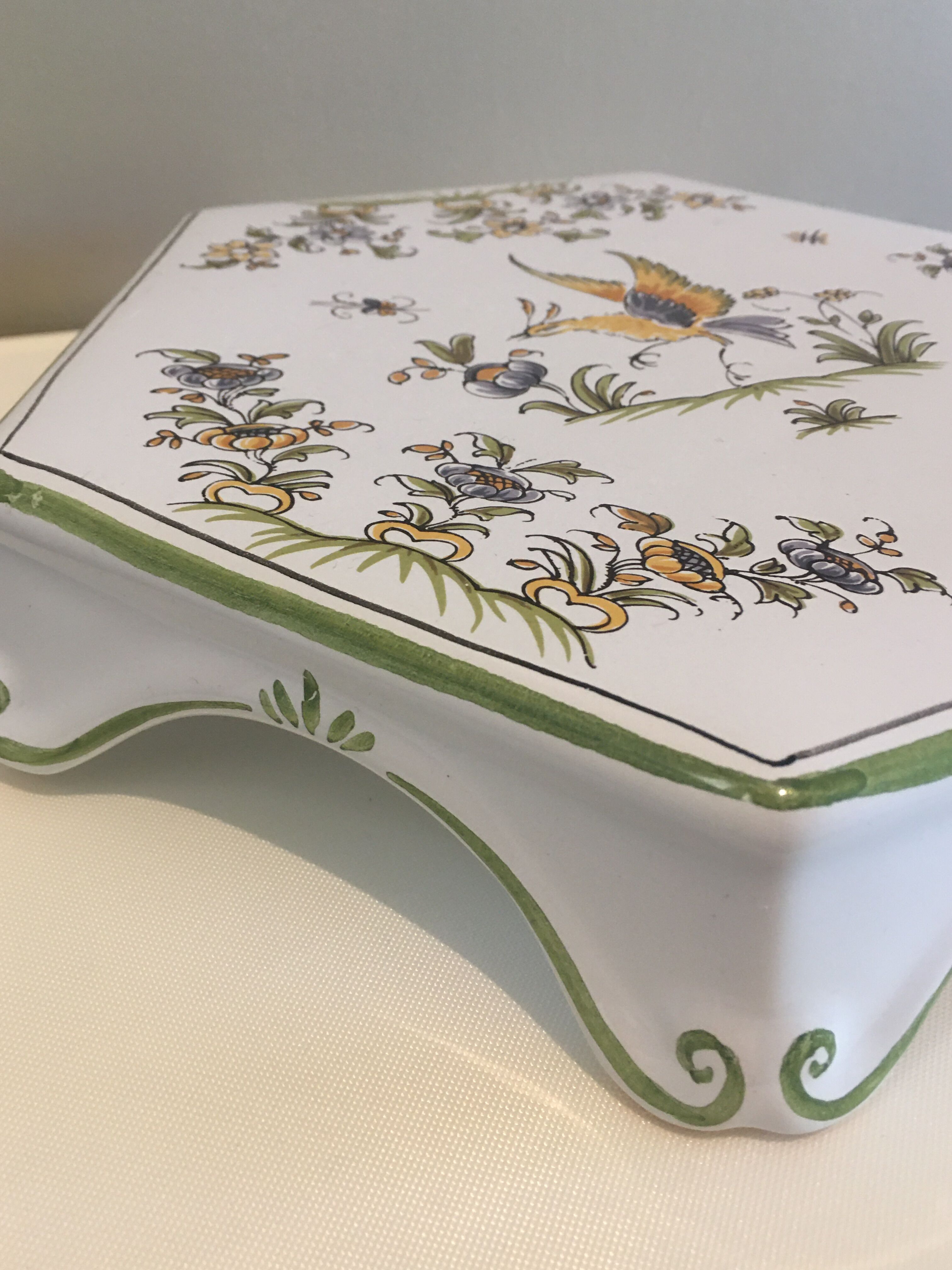 Moustiers underside of the dish