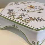 Moustiers underside of the dish