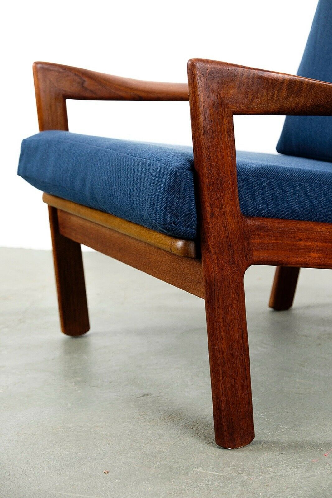 Illum Wikkelsø chair model 20 made by Niels Eilersen