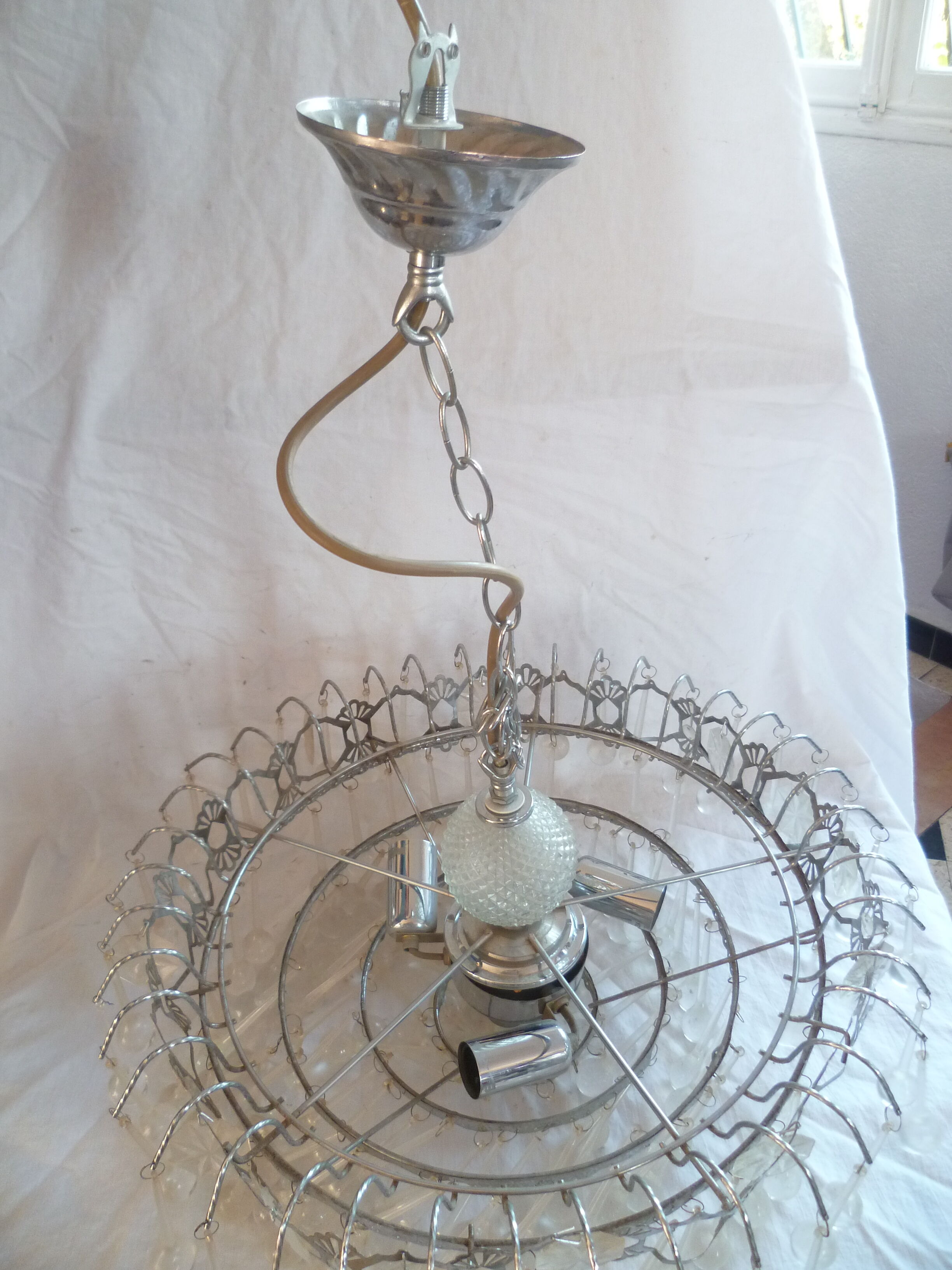 Round 3-light chandelier