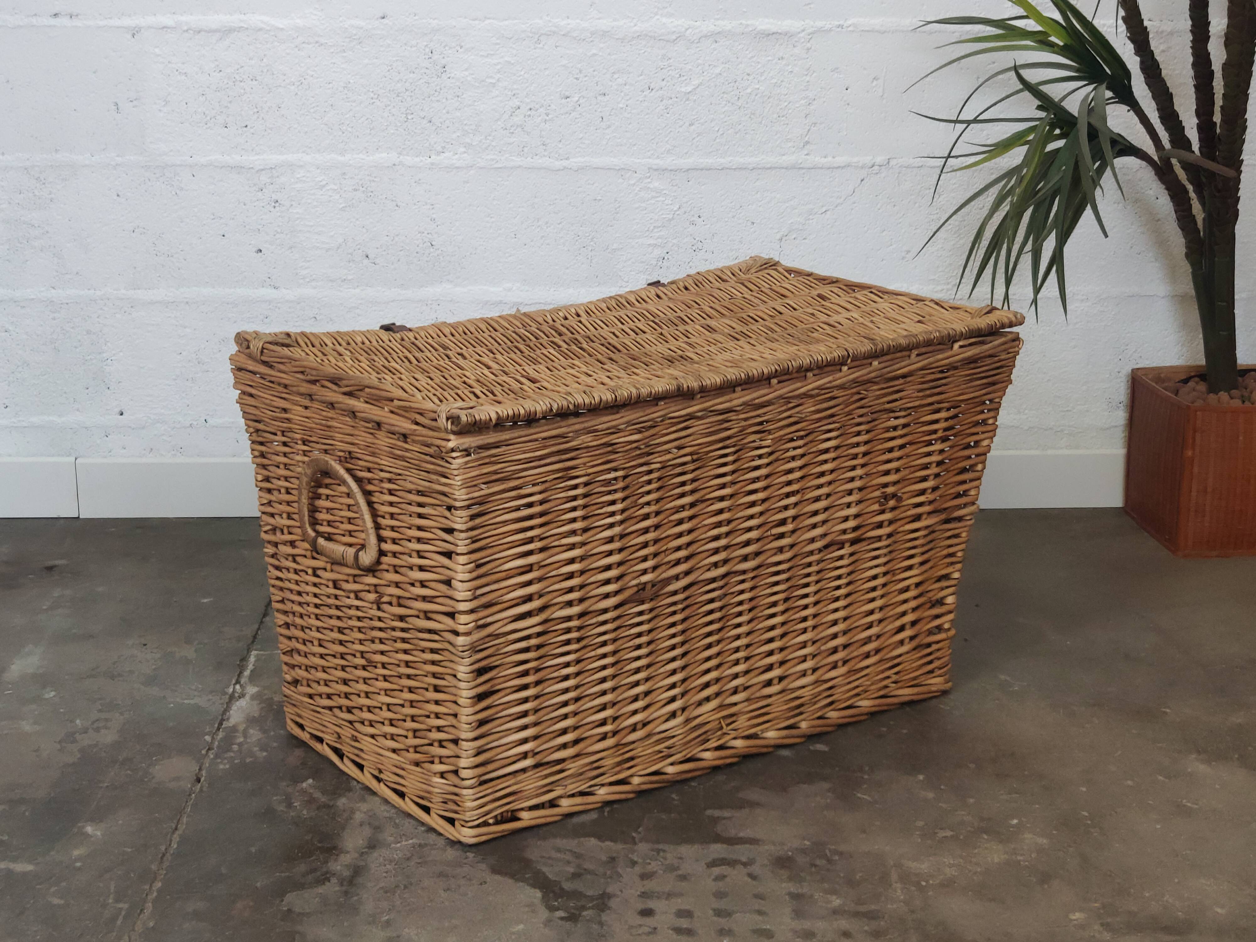 Coffre en osier tressé vintage