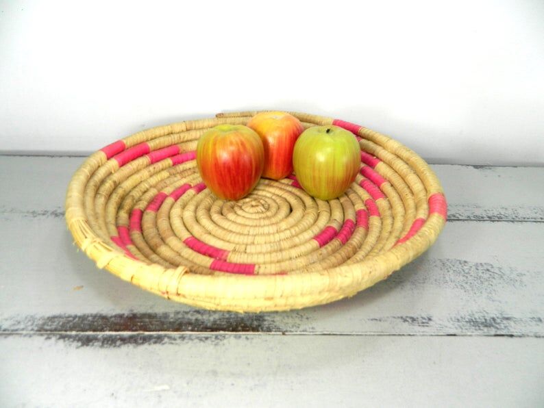 Basket of round straw