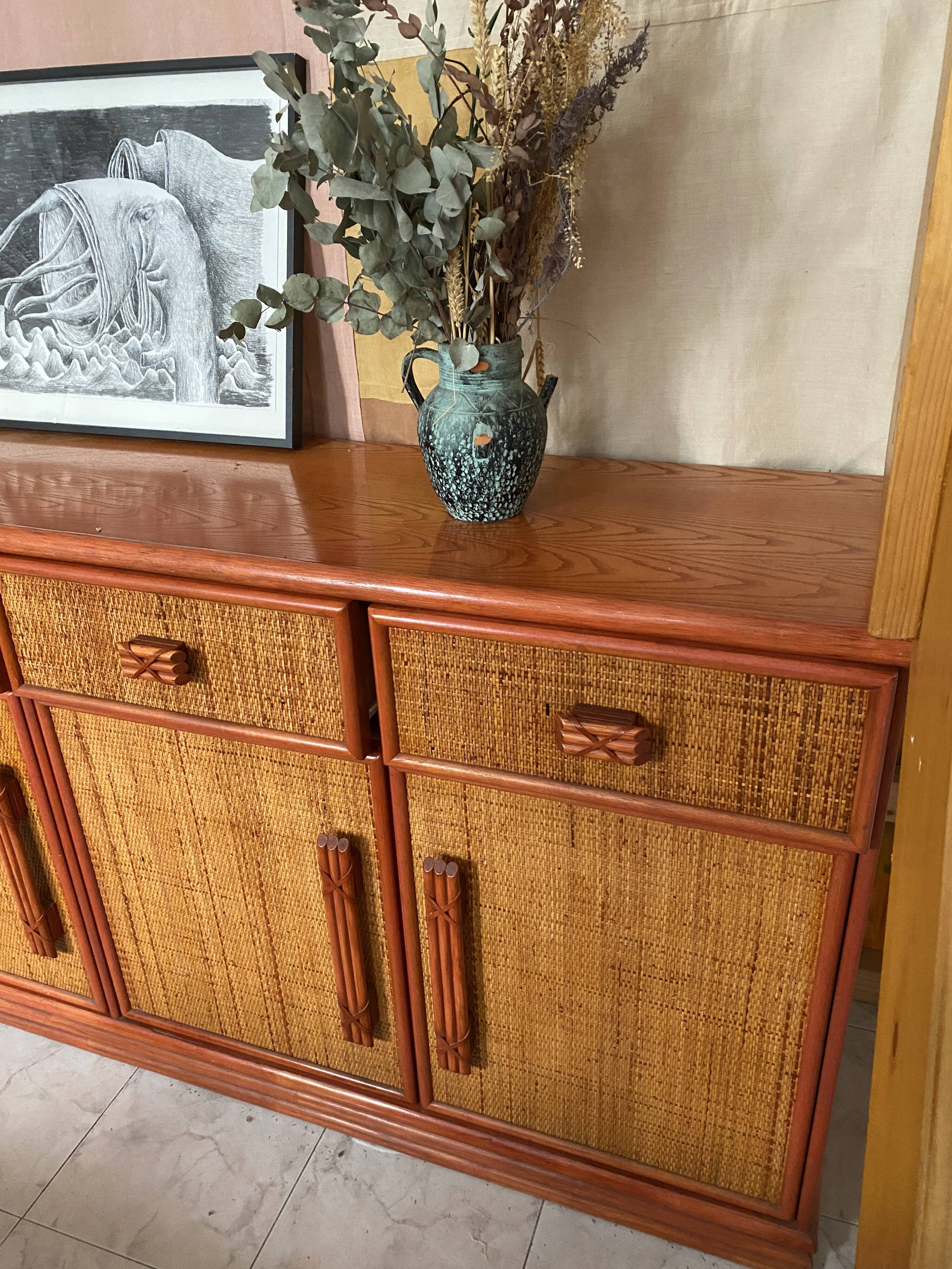 Buffet en bois ornement en rotin