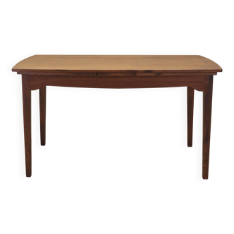 Table en noyer, design danois, années 1970, production : Danemark