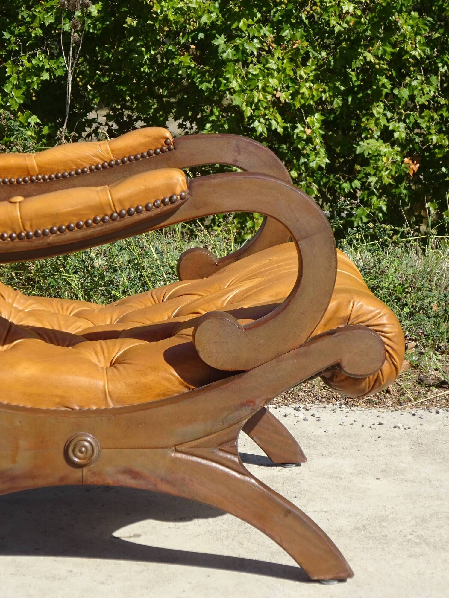 Fauteuils en bois et cuir capitonné, les 2