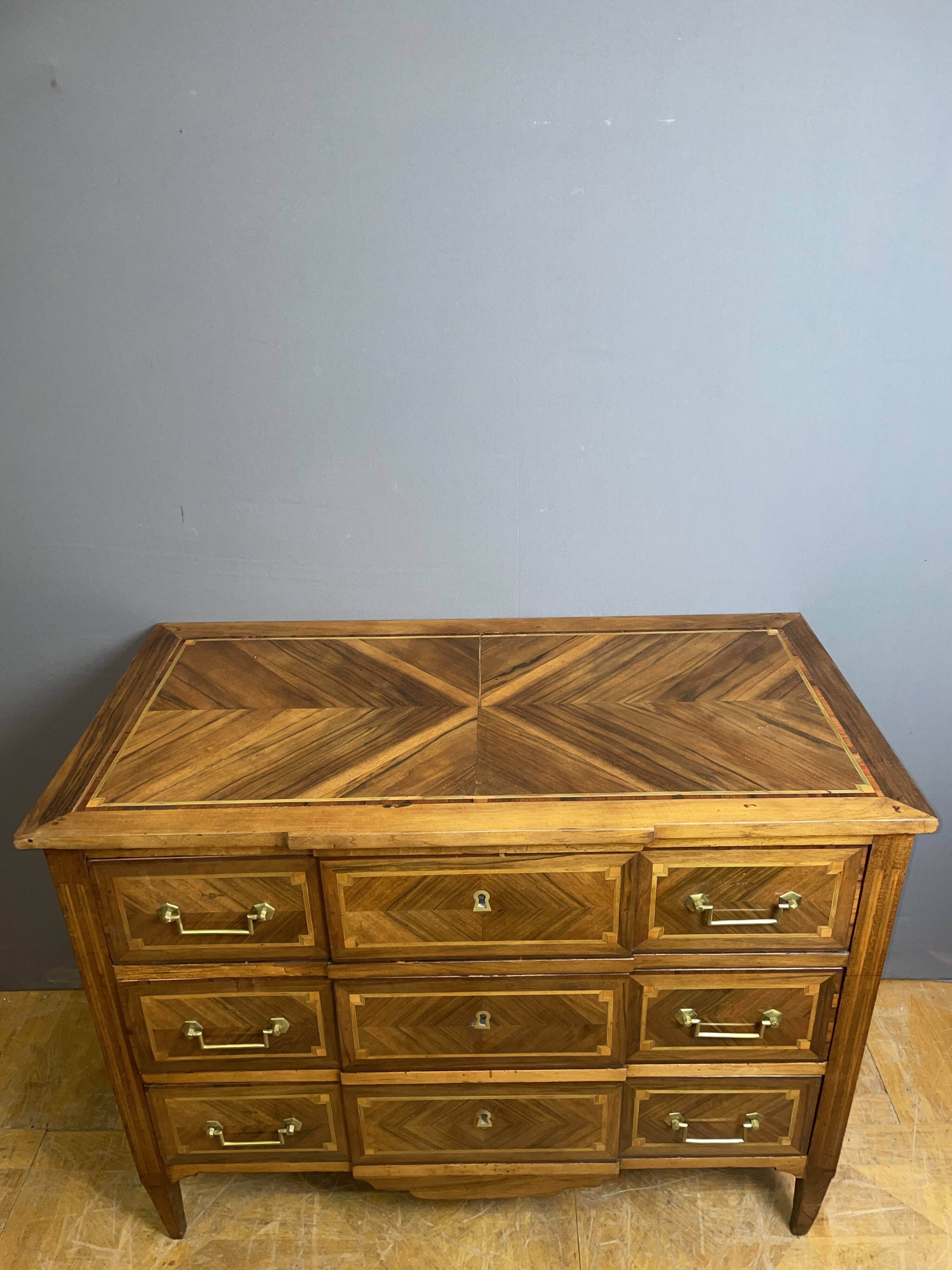 Commode Louis XVI à ressaut central