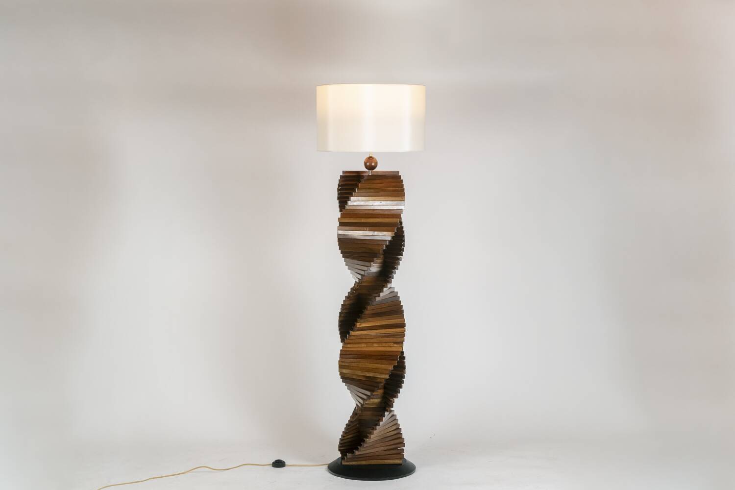 Pied de lampe en bois, sculptural. années 1980